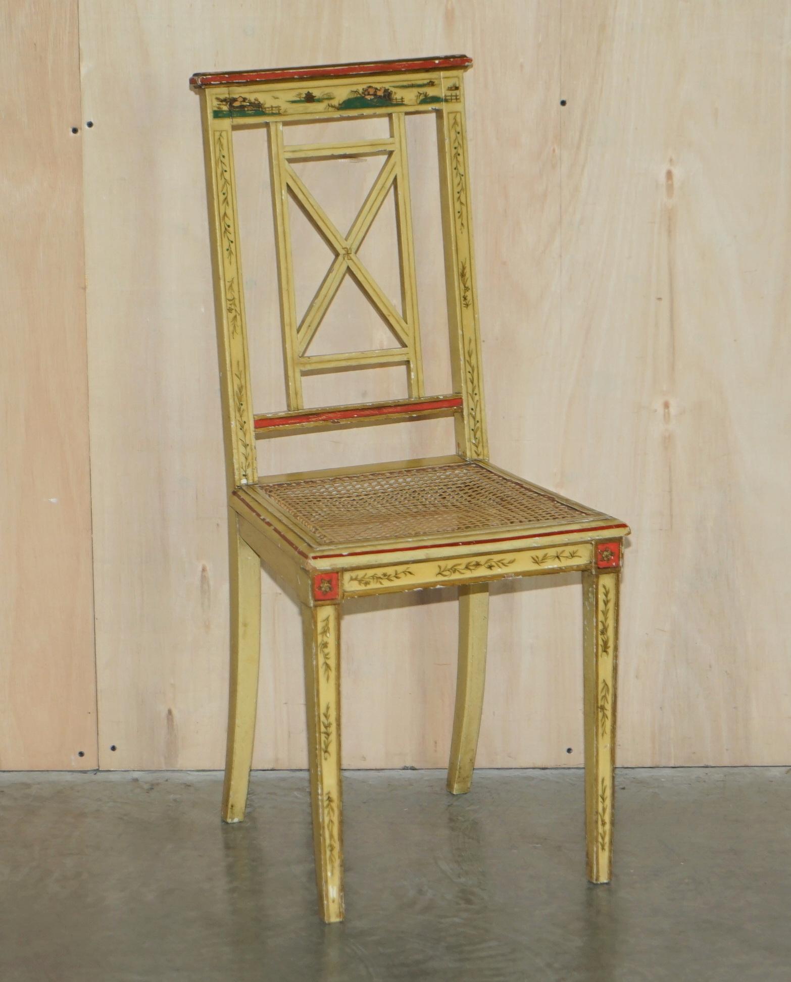 Wir freuen uns, dieses atemberaubende Paar chinesischer Export-Bergère-Stühle (ca. 1880-1900) mit handbemalter und lackierter Oberfläche zum Verkauf anbieten zu können

Ein sehr gut aussehendes und dekoratives Paar Stühle, sie sind eine gute helle