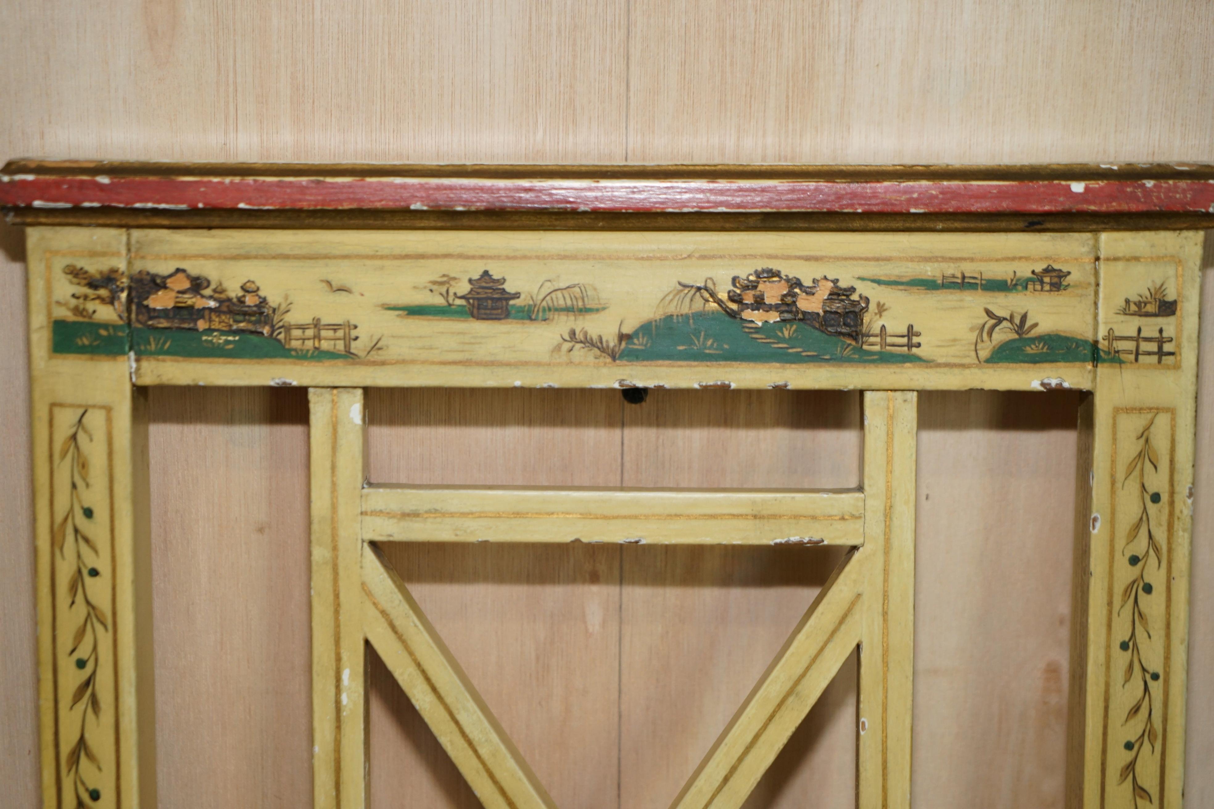 Paar chinesische Chinoiserie-Bergère-Beistellstühle, handbemalt und lackiert (19. Jahrhundert) im Angebot