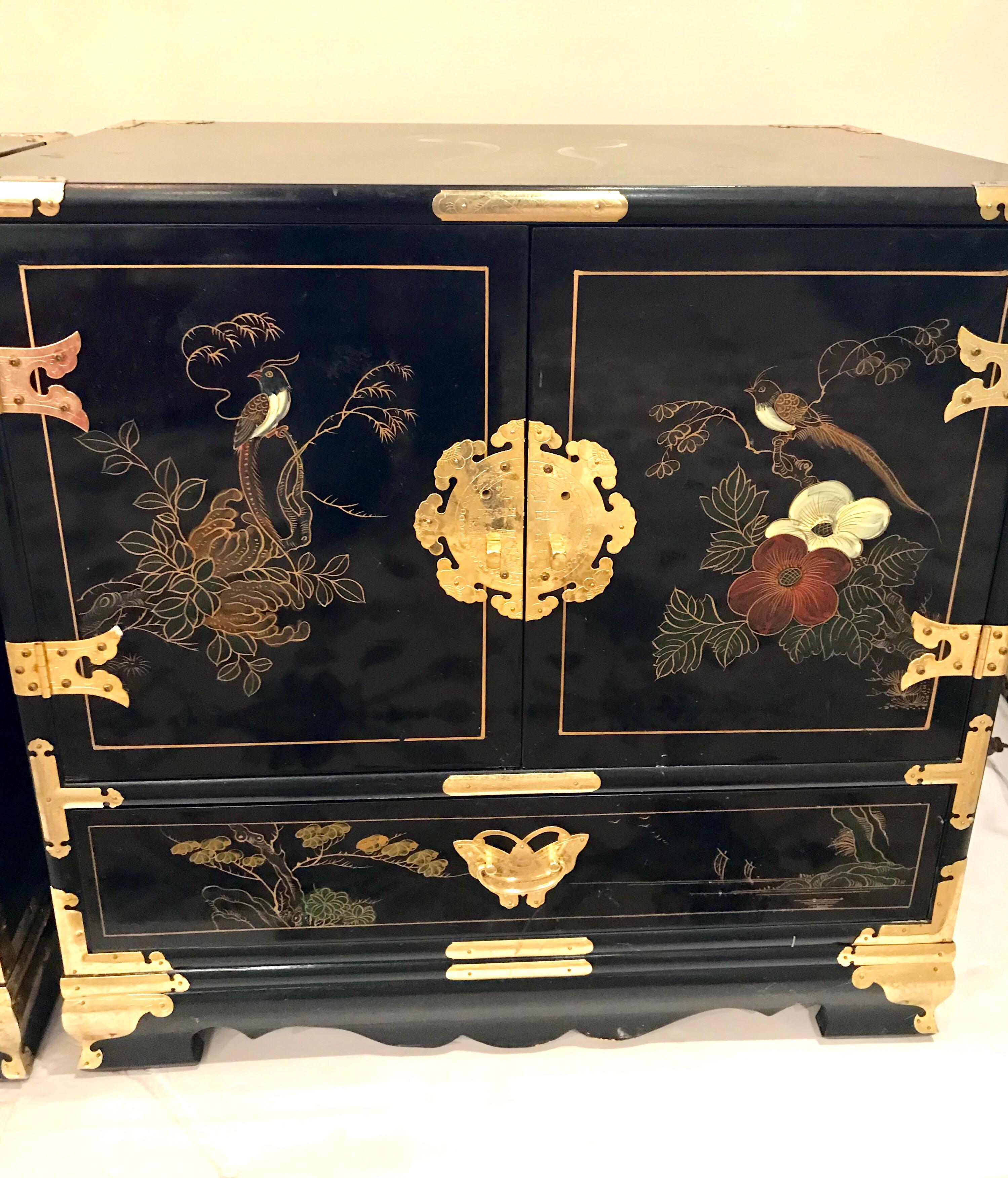 Pair of Chinese Chinoiserie Midcentury Black Lacquer Nightstands with Mirrors In Good Condition In West Hartford, CT