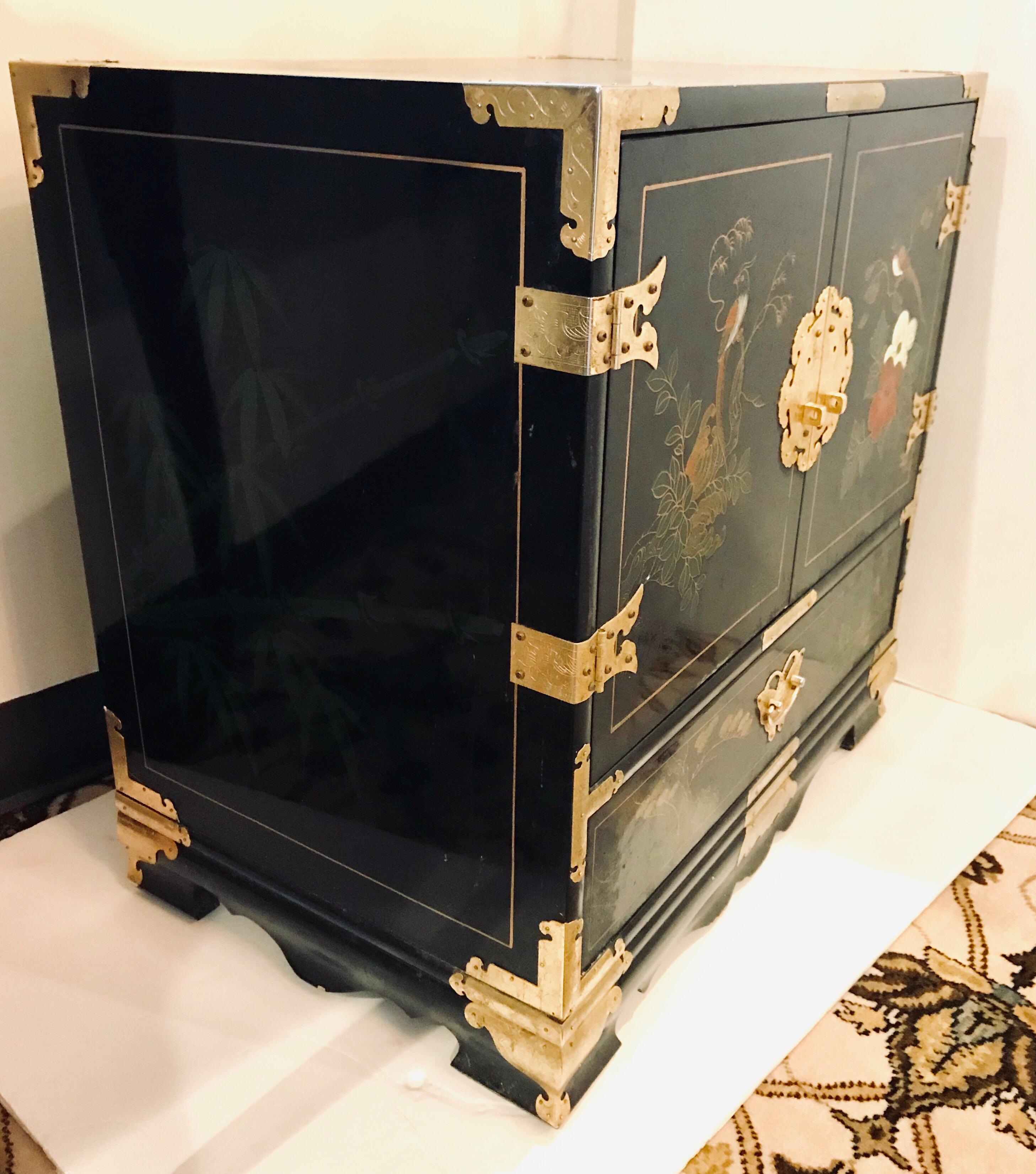 Late 20th Century Pair of Chinese Chinoiserie Midcentury Black Lacquer Nightstands with Mirrors