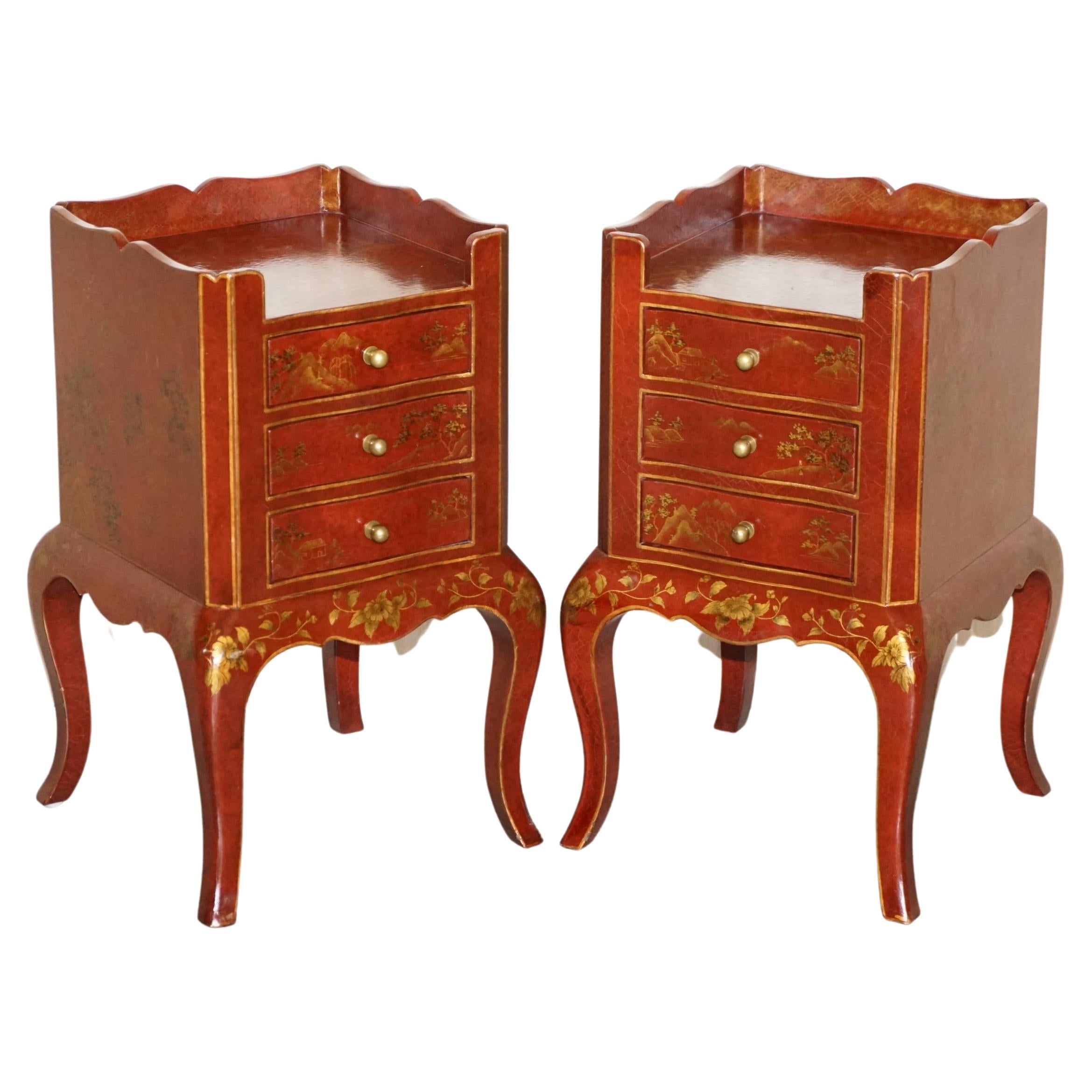 Paire de lampes de chevet/tables d'appoint à trois tiroirs en laque rouge style chinoiseries