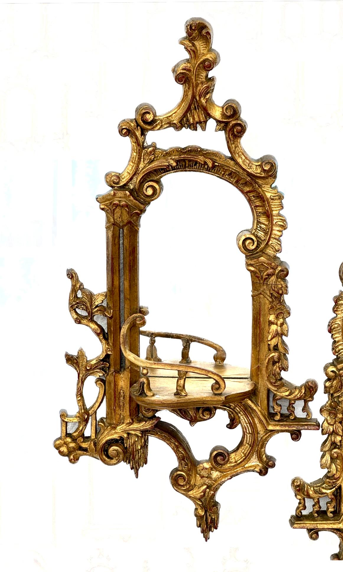 Paire de consoles murales à miroir en bois doré et plâtre de style Chippendale chinois du 19e siècle. Les consoles présentent un décor classique chinois de style Chippendale, avec des feuillages enroulés et dorés, et des dos en miroir.