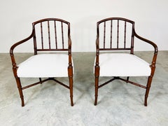 Paire de fauteuils Chippendale chinois en acajou filé et faux bambou avec tissu bouclé