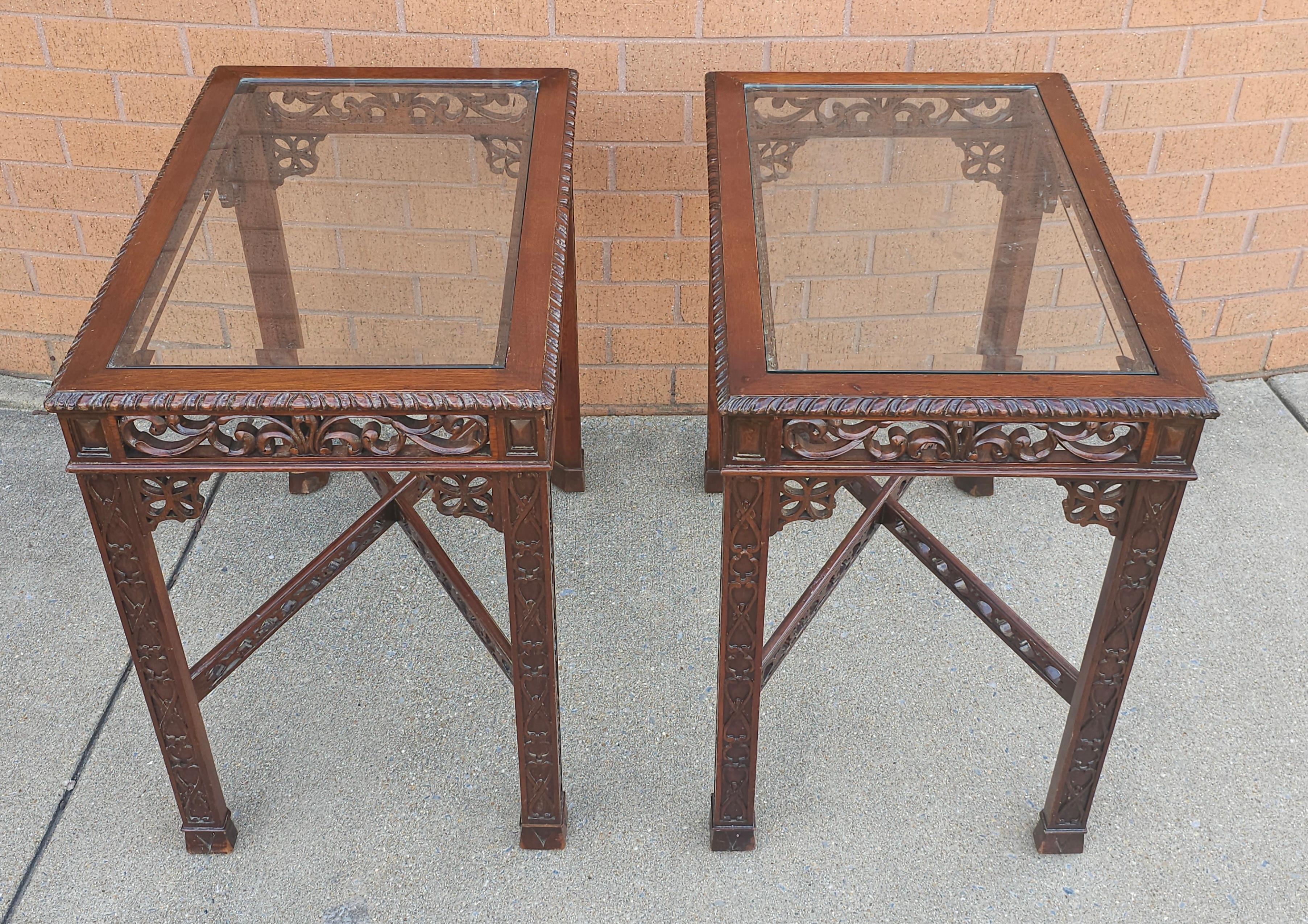 Paar chinesische Beistelltische aus Mahagoni mit Laubsägearbeiten und Glaseinlage im Chippendale-Stil (amerikanisch) im Angebot