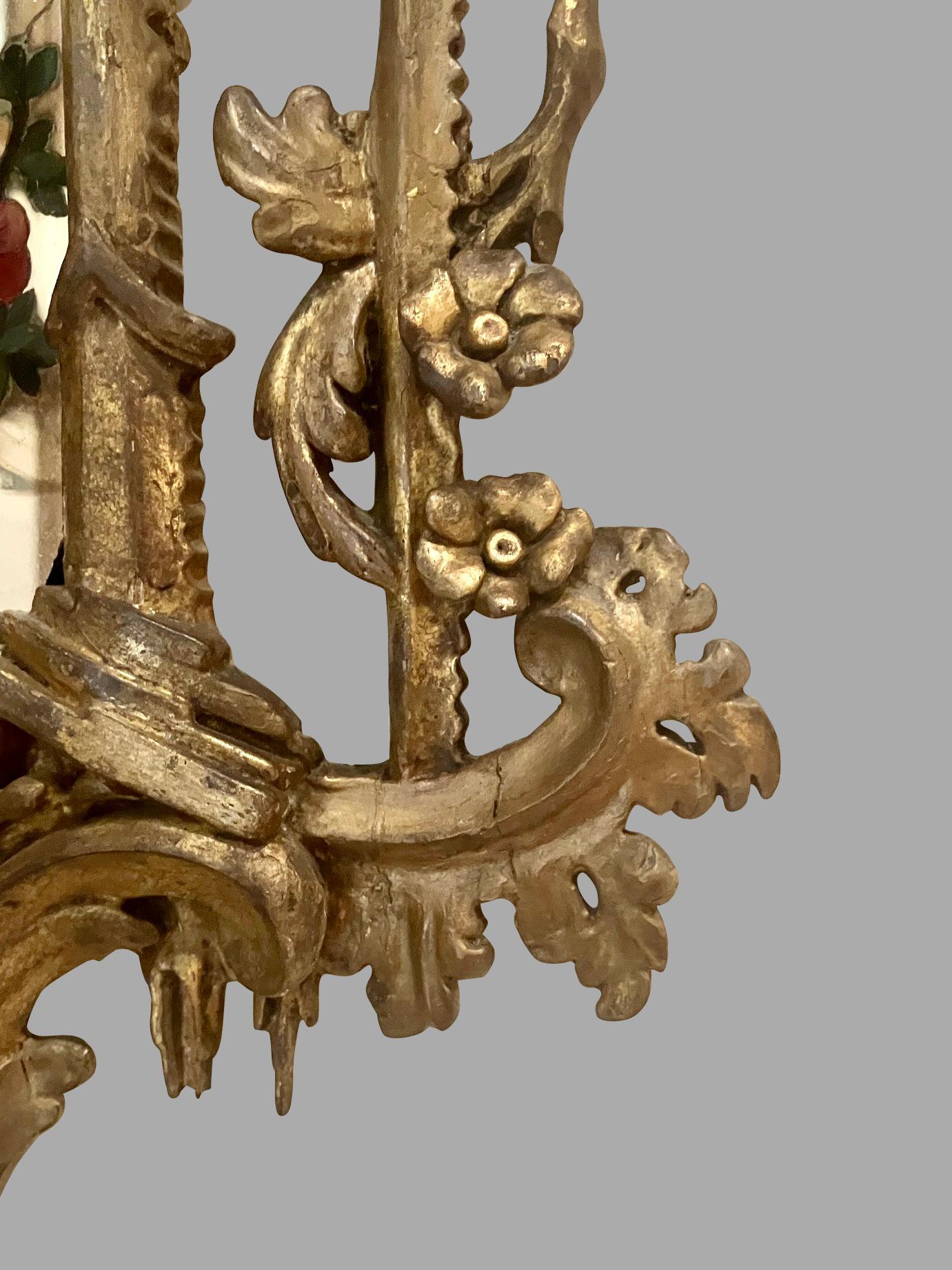 Pareja de Girándolas Chinas Estilo Chippendale con Decoración Pintada al Reverso en venta 5