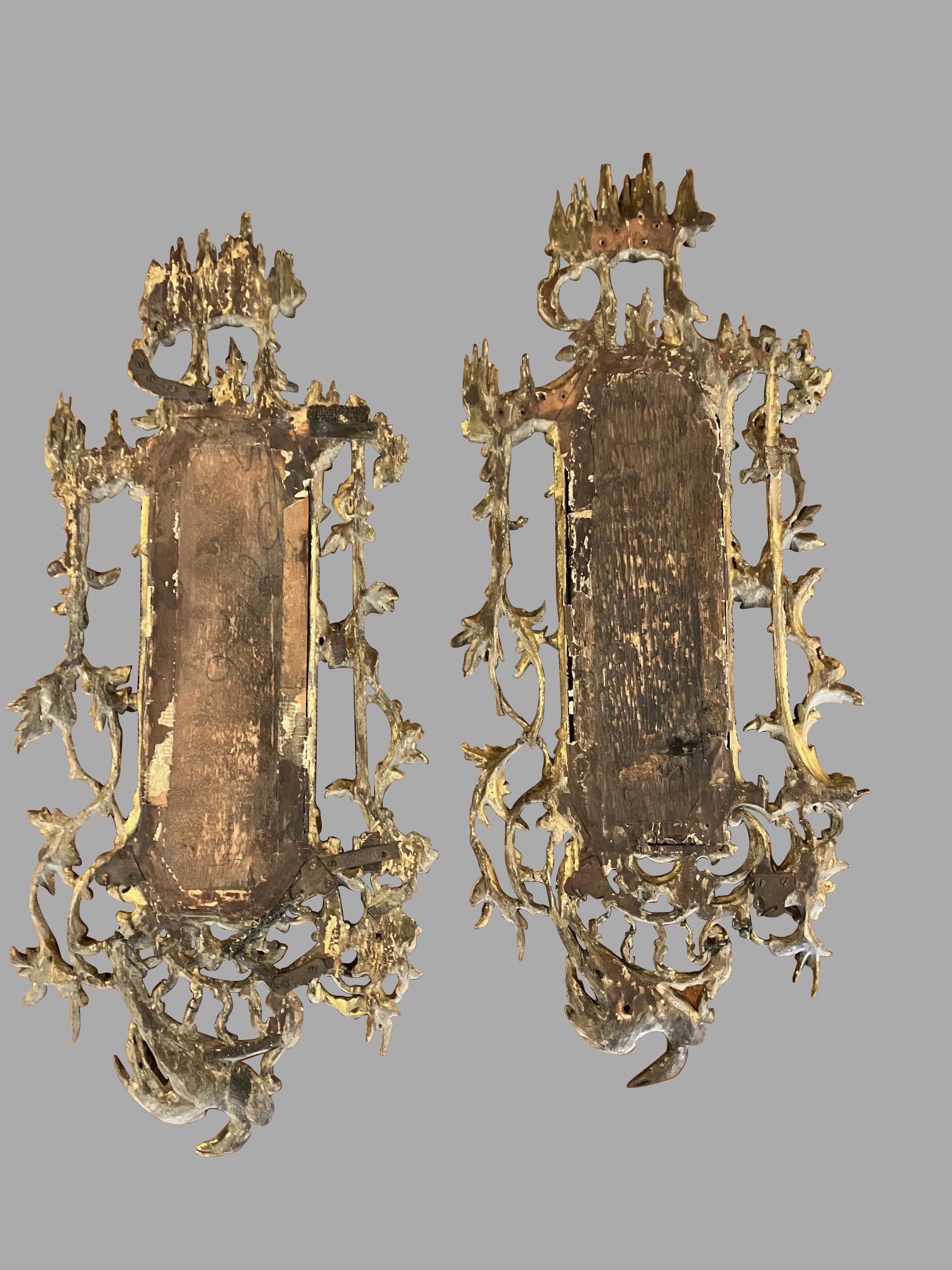 Pareja de Girándolas Chinas Estilo Chippendale con Decoración Pintada al Reverso en venta 8