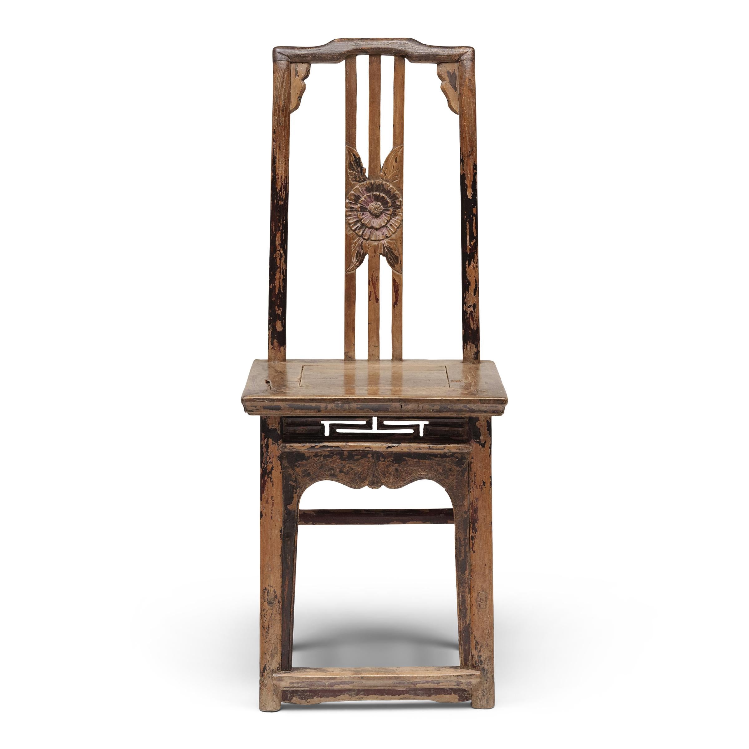 Cette charmante chaise de dame date du début du XIXe siècle et est une variante sans accoudoir de la classique 