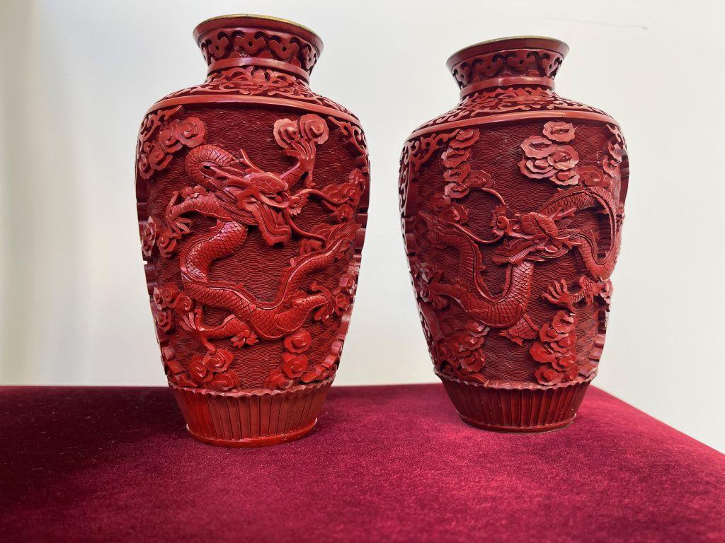 Paar chinesische Cinnabar-Vasen mit zwei Drachen mit je zwei Drachen im Zustand „Gut“ im Angebot in New York, NY