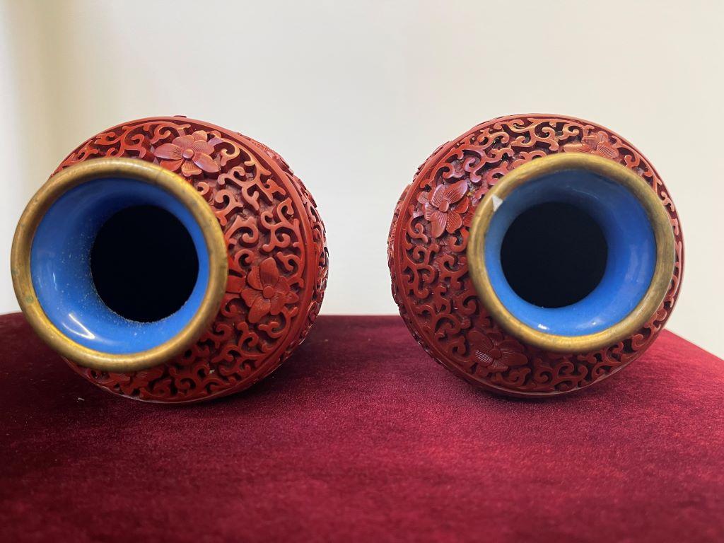 Céramique Paire de vases chinois Cinnabar avec deux dragons chacun en vente