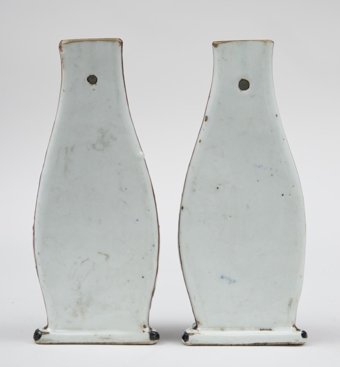Pair of Chinese Clobbered Wall Pockets, circa 1780 In Good Condition For Sale In Sheffield, MA