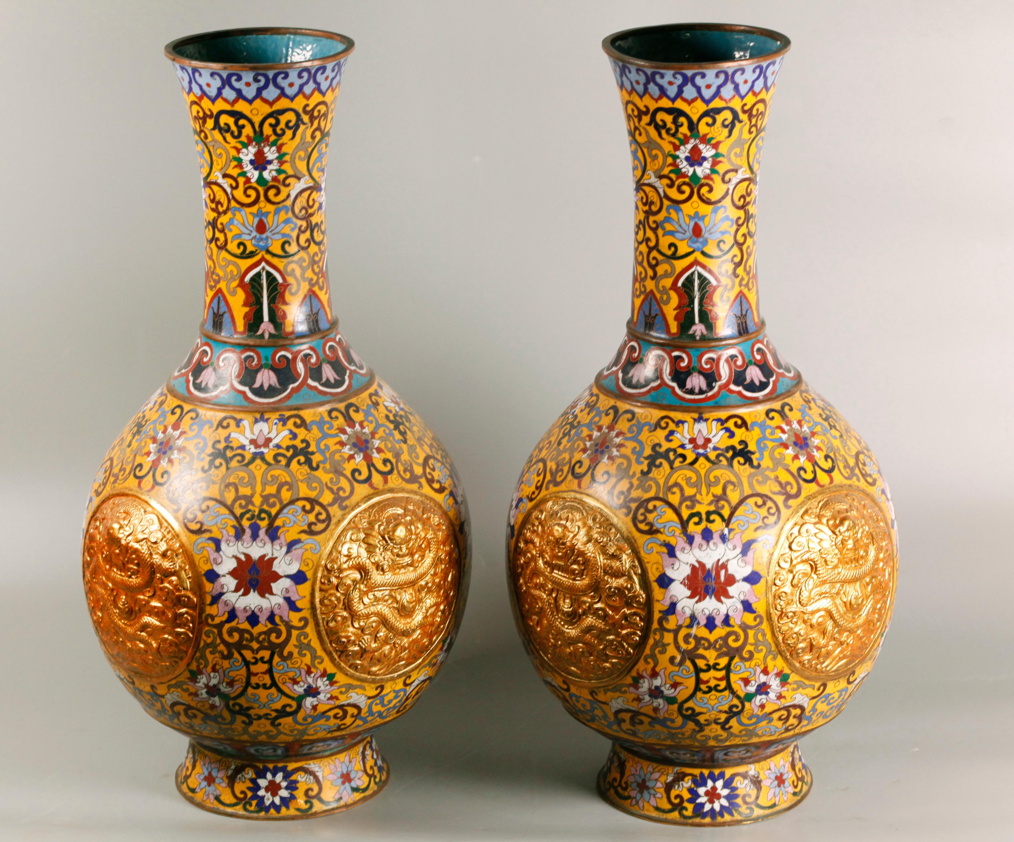 Cloisonné coppia di vasi a bottiglia cinesi in cloisonné in vendita