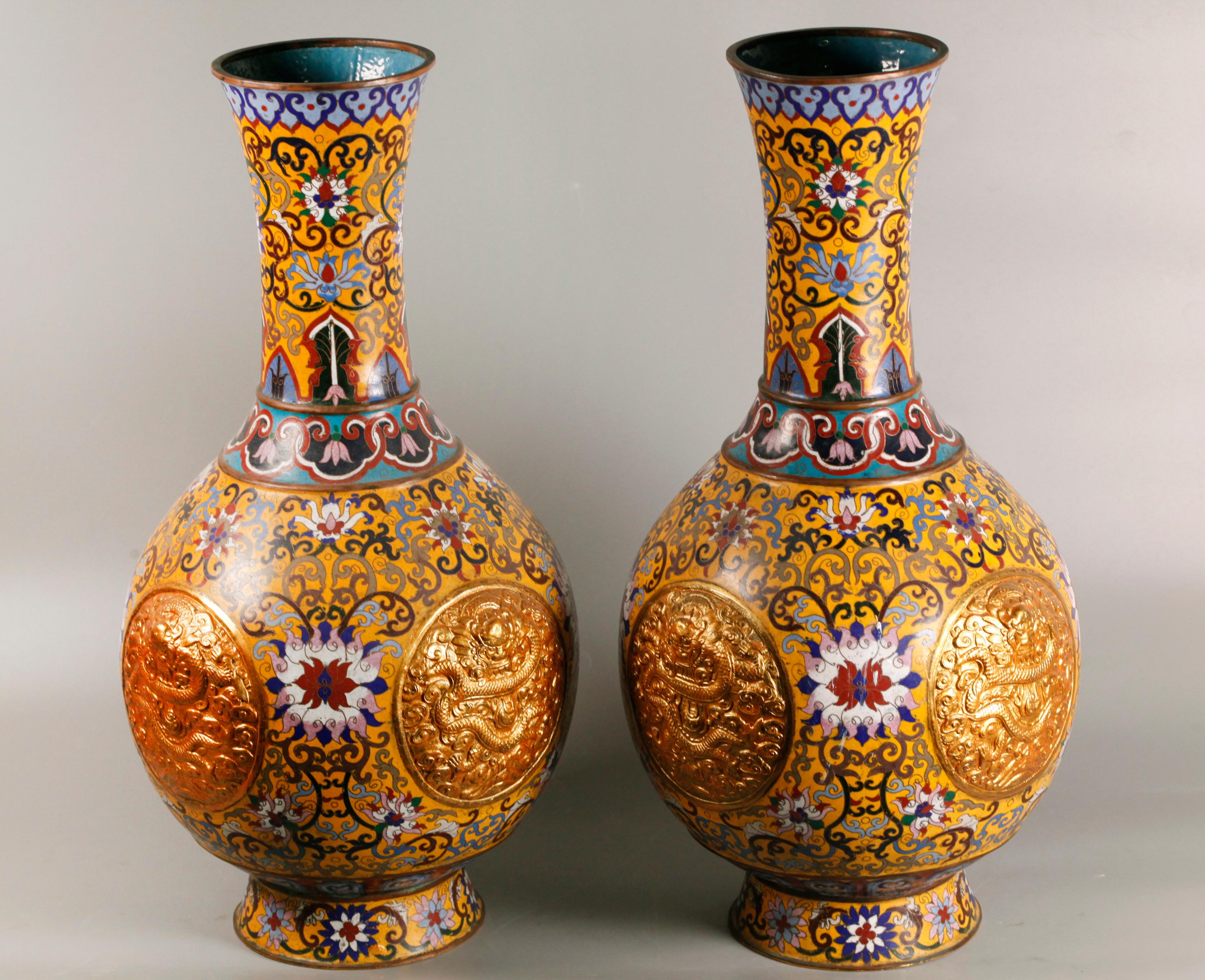 coppia di vasi a bottiglia cinesi in cloisonné In condizioni buone in vendita a New York, NY