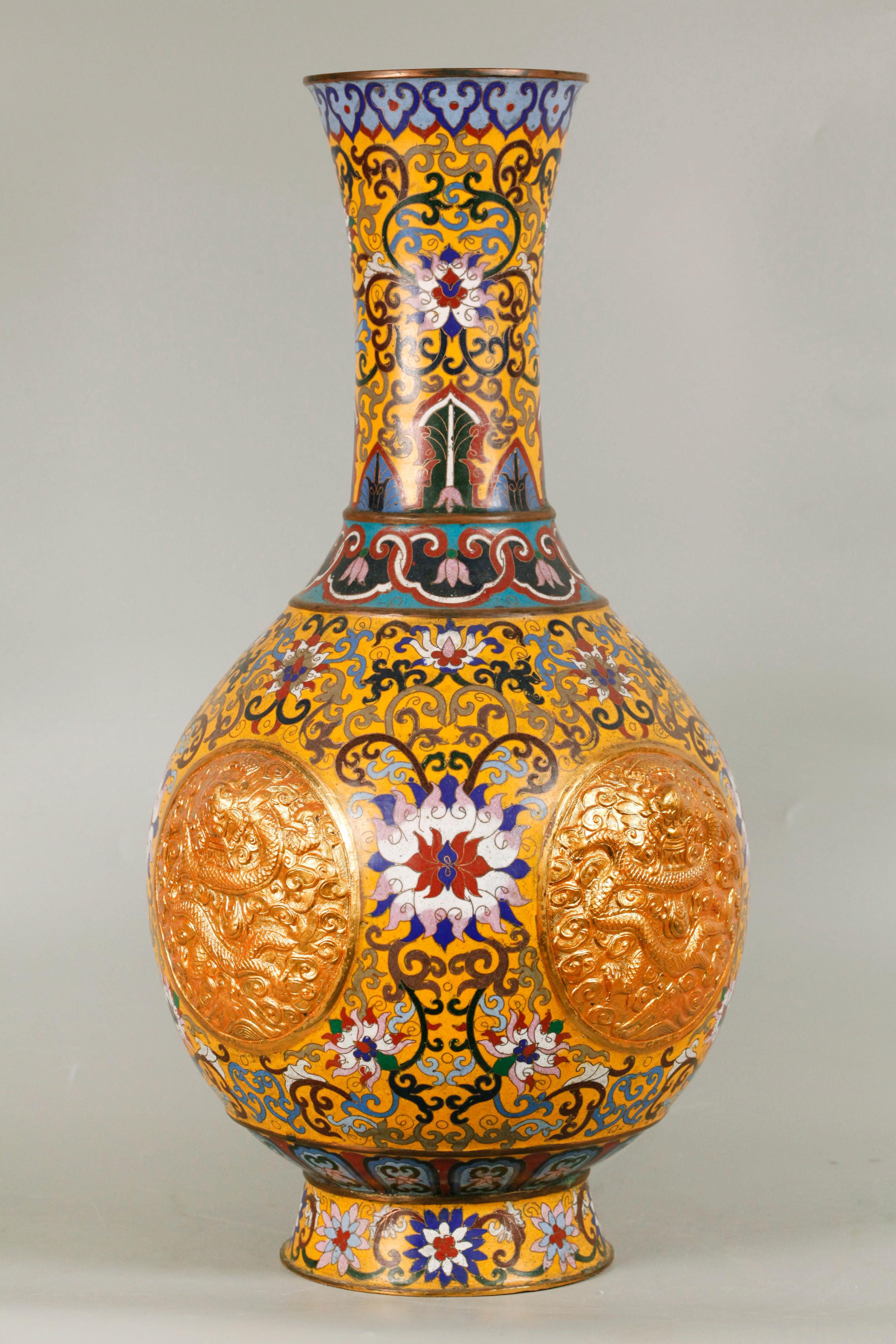 XX secolo coppia di vasi a bottiglia cinesi in cloisonné in vendita