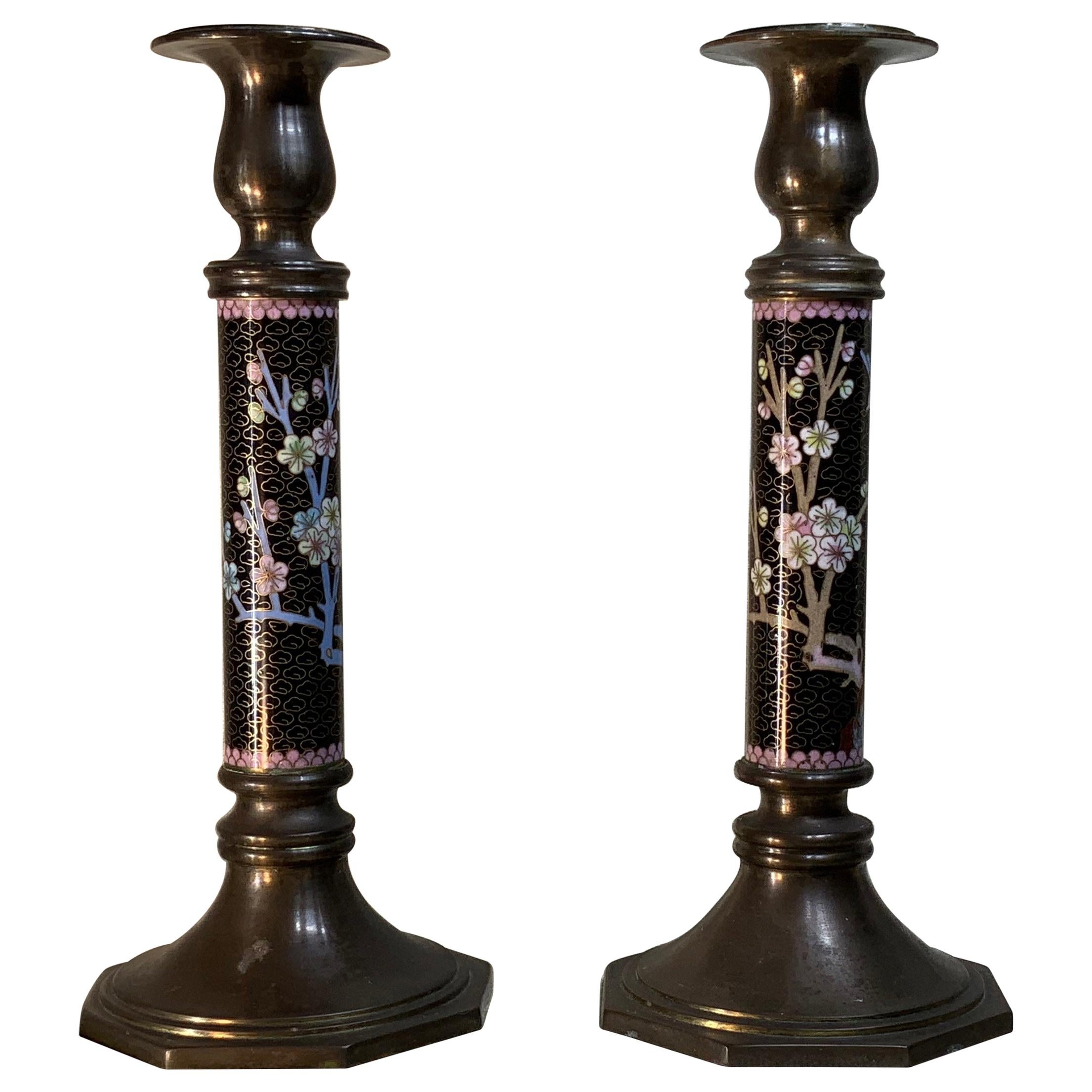 Paar chinesische Cloisonné-Kerzenhalter im Angebot