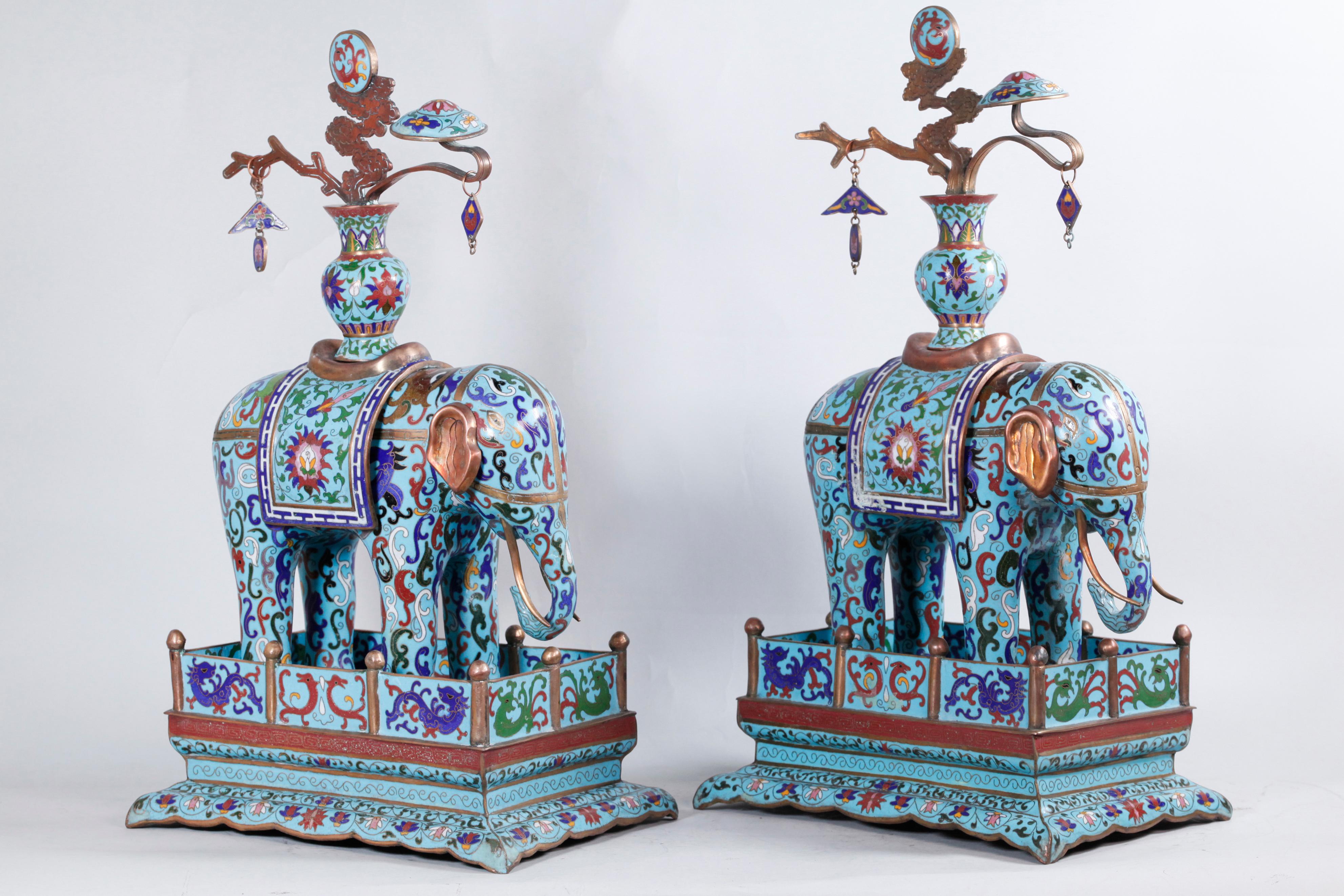 Ogni elefante è sormontato da un vaso pieno di ornamenti vari. 