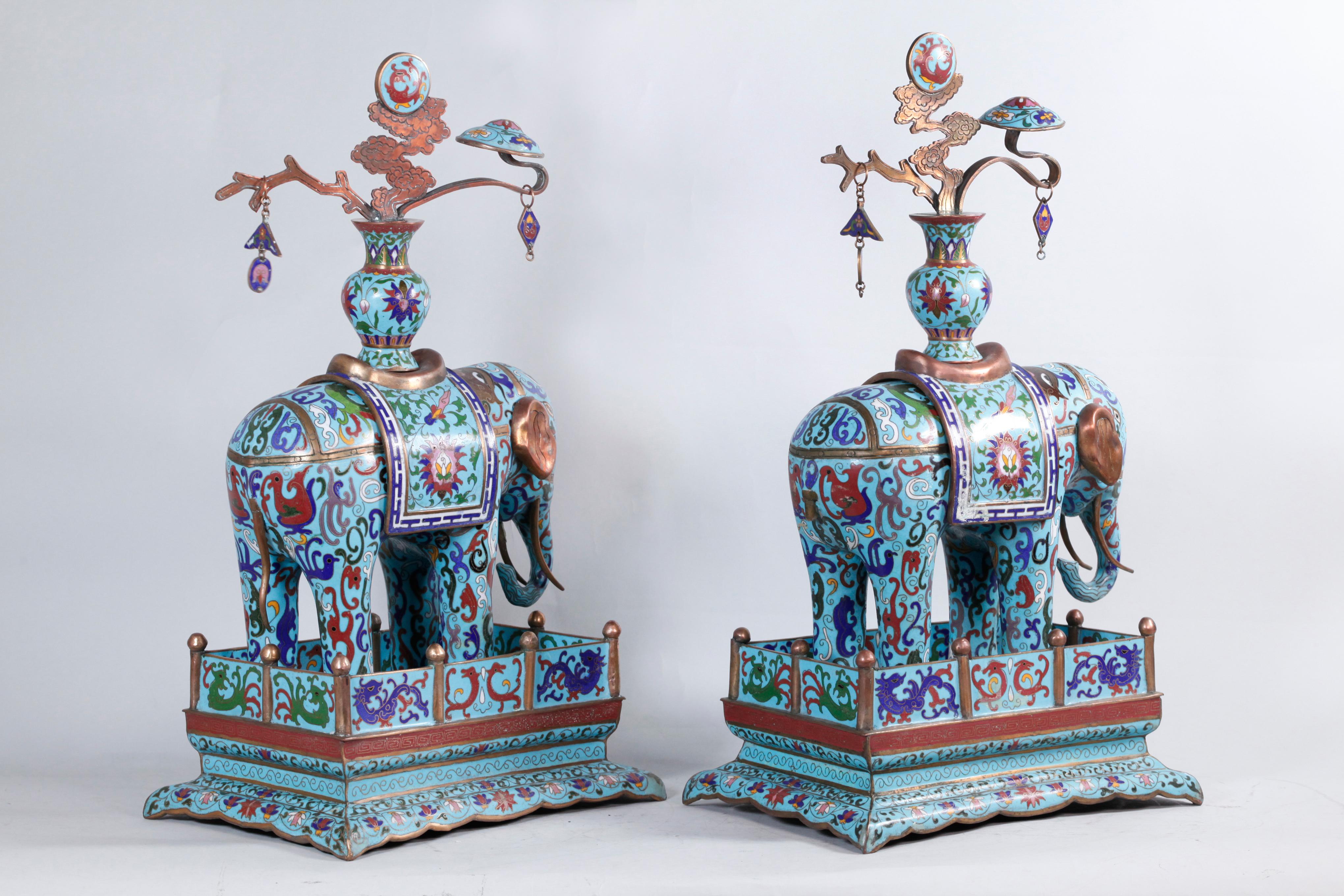 Cinese Coppia di elefanti cinesi in cloisonné, ciascuno sulla sua base originale in cloisonné in vendita