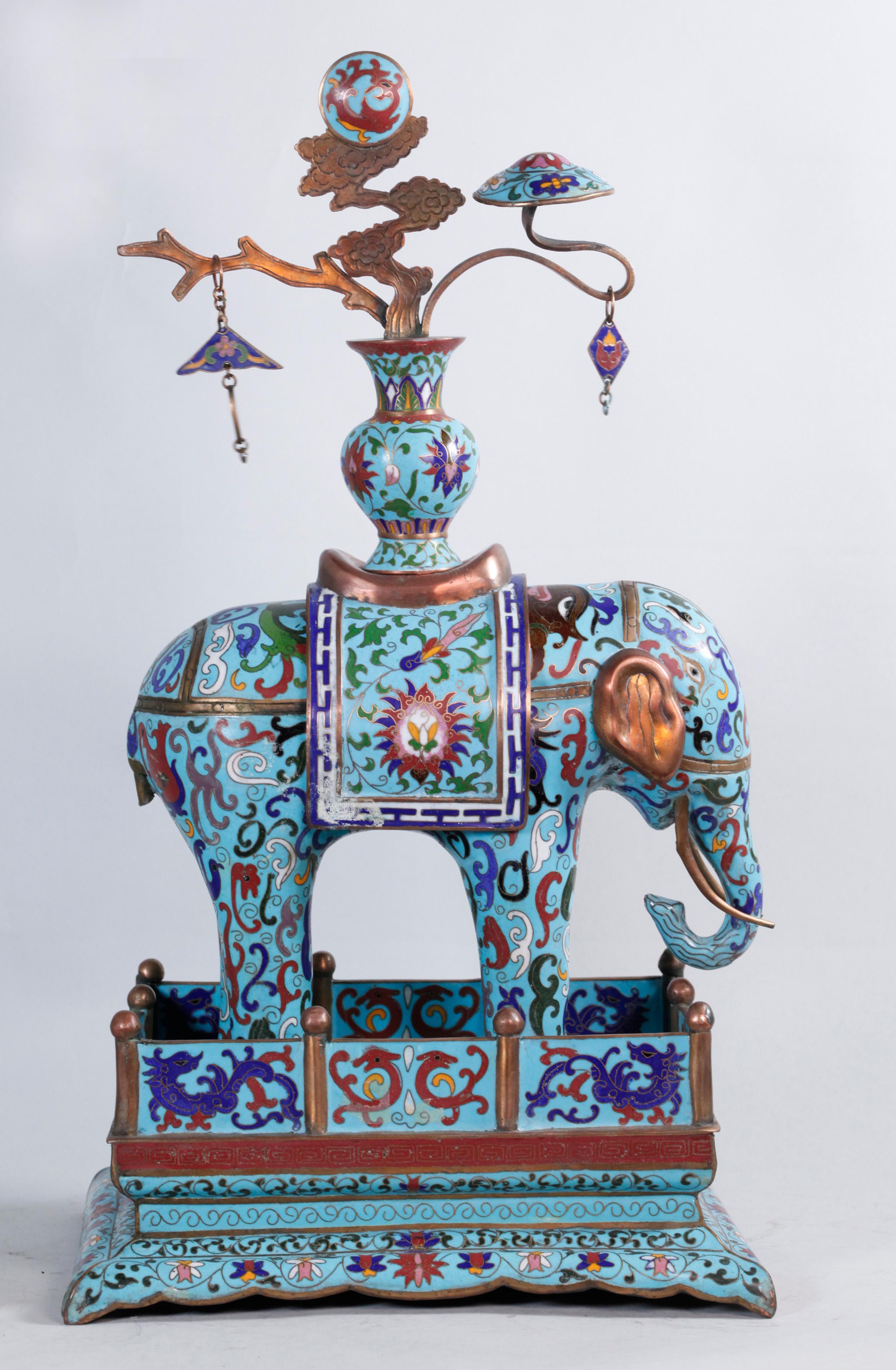 Cloisonné Coppia di elefanti cinesi in cloisonné, ciascuno sulla sua base originale in cloisonné in vendita