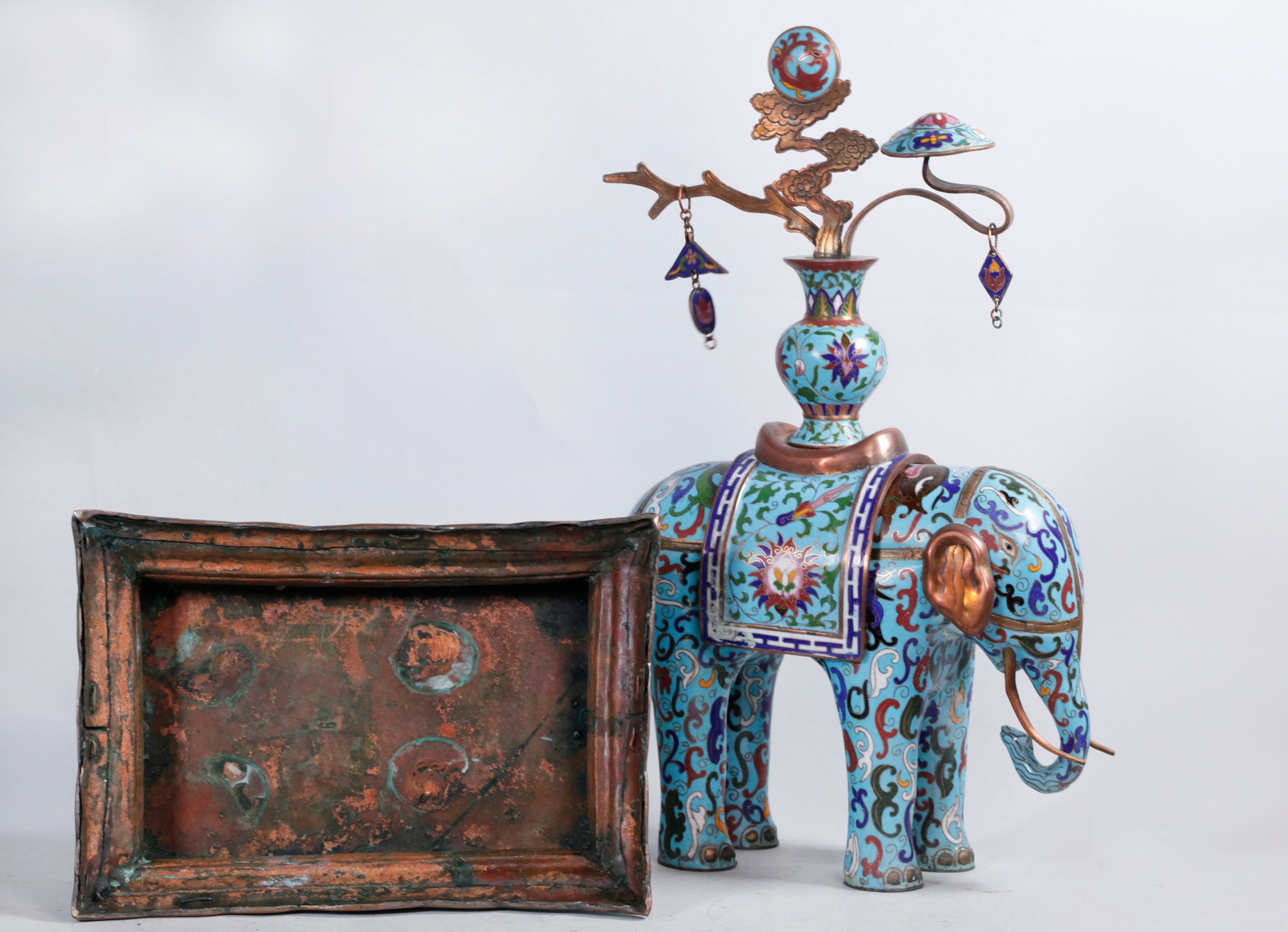 Coppia di elefanti cinesi in cloisonné, ciascuno sulla sua base originale in cloisonné In condizioni buone in vendita a New York, NY