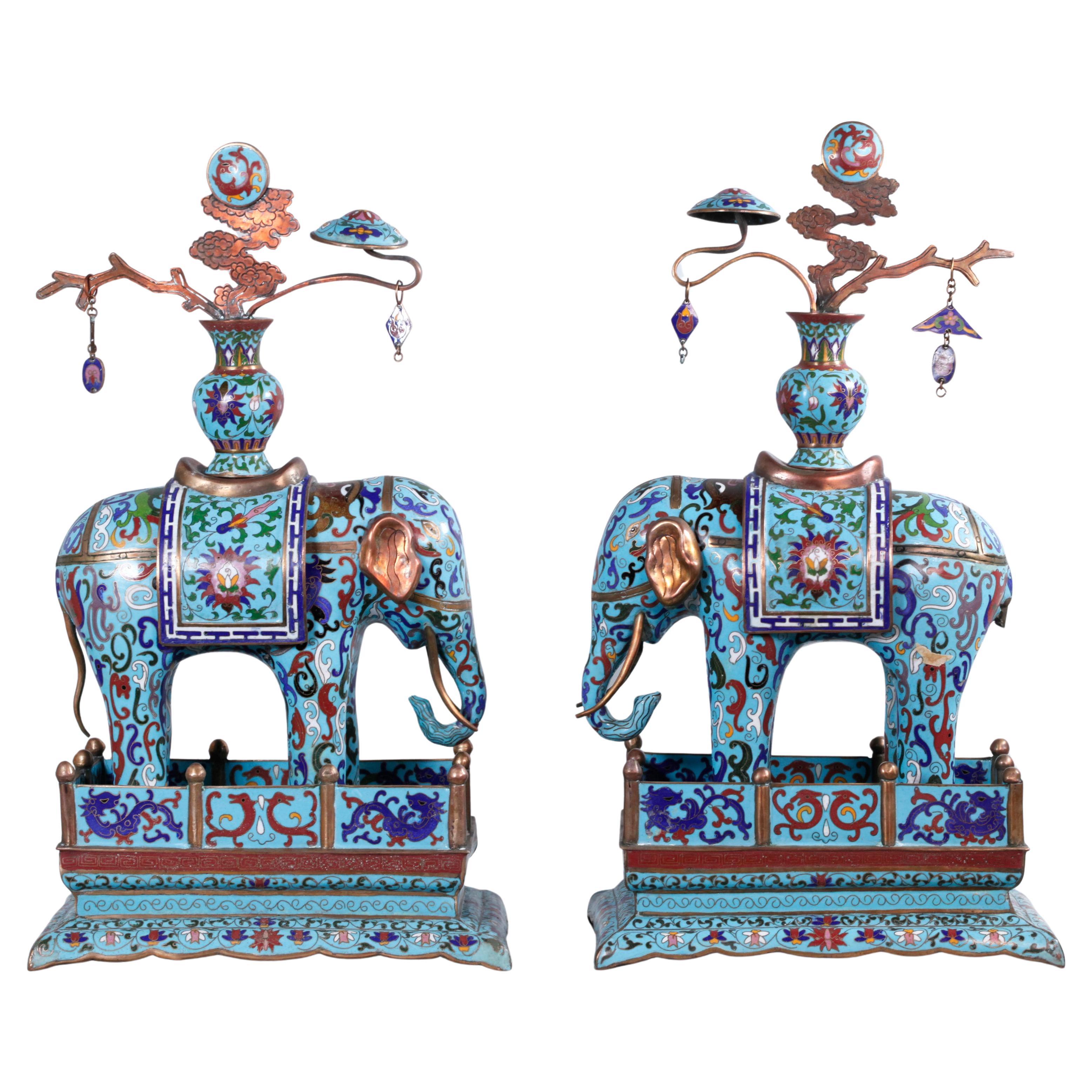 Pareja de elefantes chinos de cloisonné, cada uno sobre su base original de cloisonné