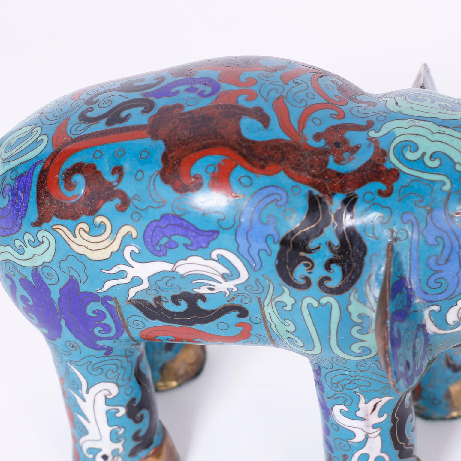 Paire d'éléphants chinois cloisonnés Bon état - En vente à Palm Beach, FL