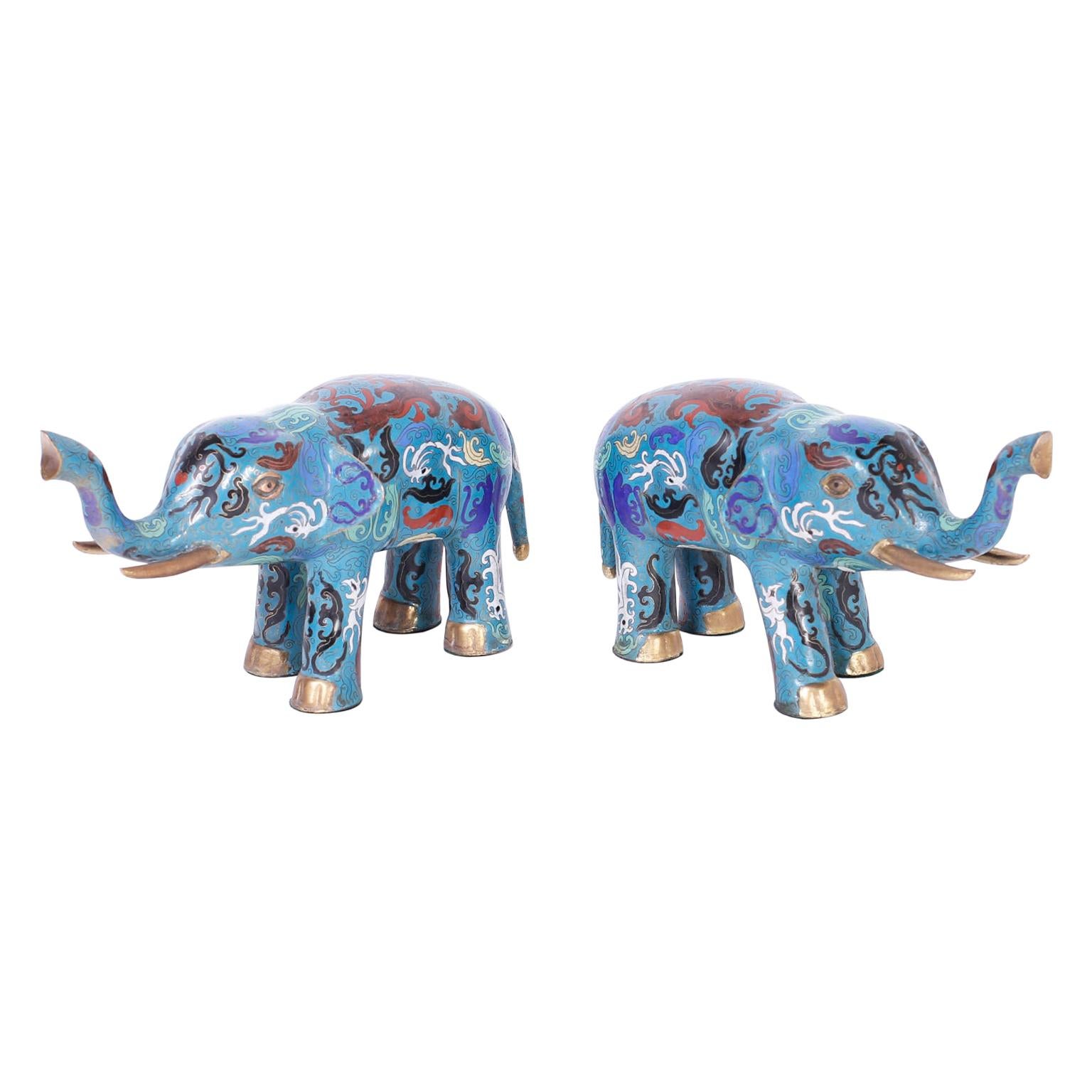 Paire d'éléphants chinois cloisonnés