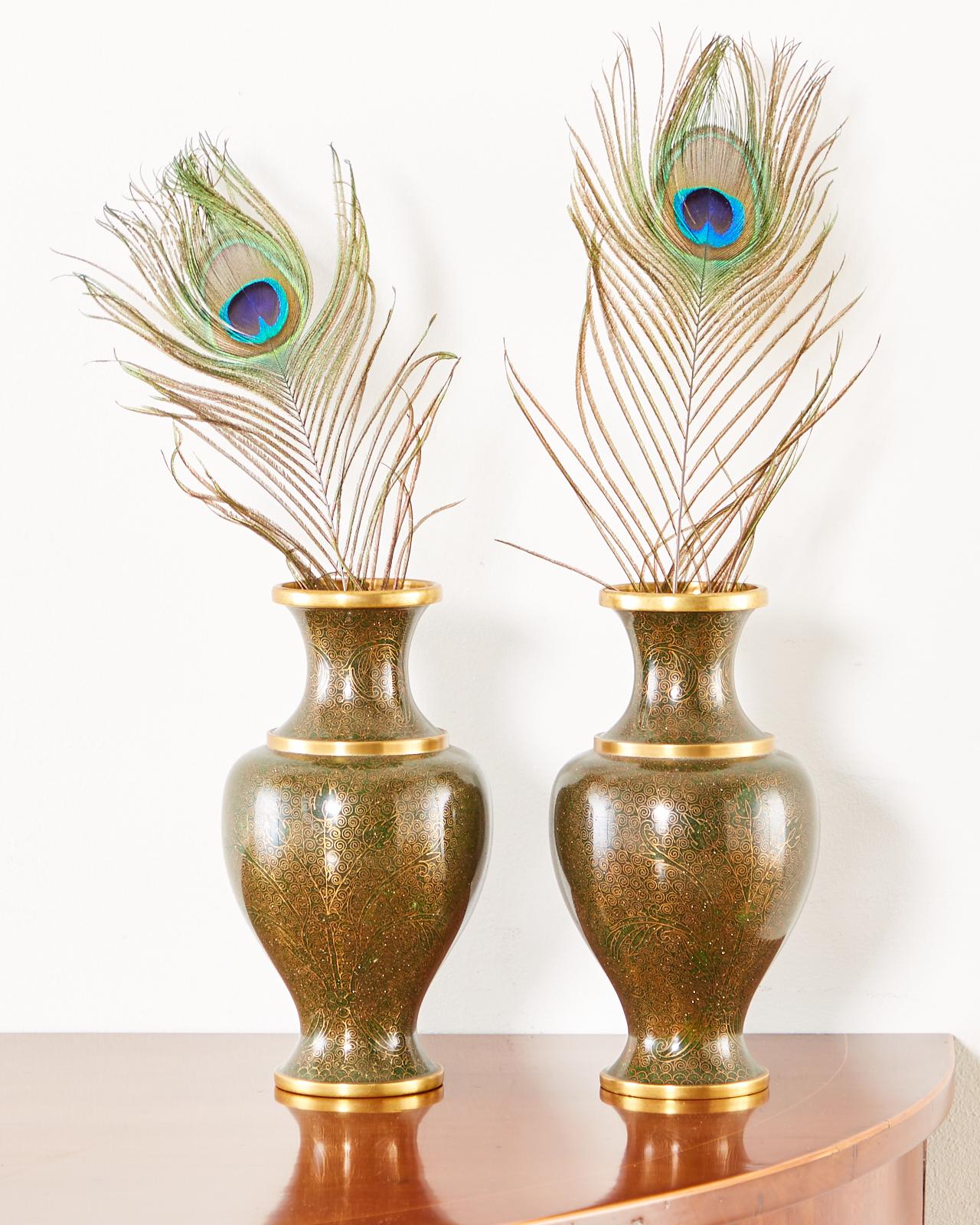 Feines Paar chinesischer Emaille-Cloisonné-Vasen aus dem frühen 20. Die balusterförmigen Körper sind mit komplizierten Blattwerk- und Rankenmustern verziert, die fast wie Arabesken aussehen und Palmetten enthalten. Das Muster ist auf grünem Grund