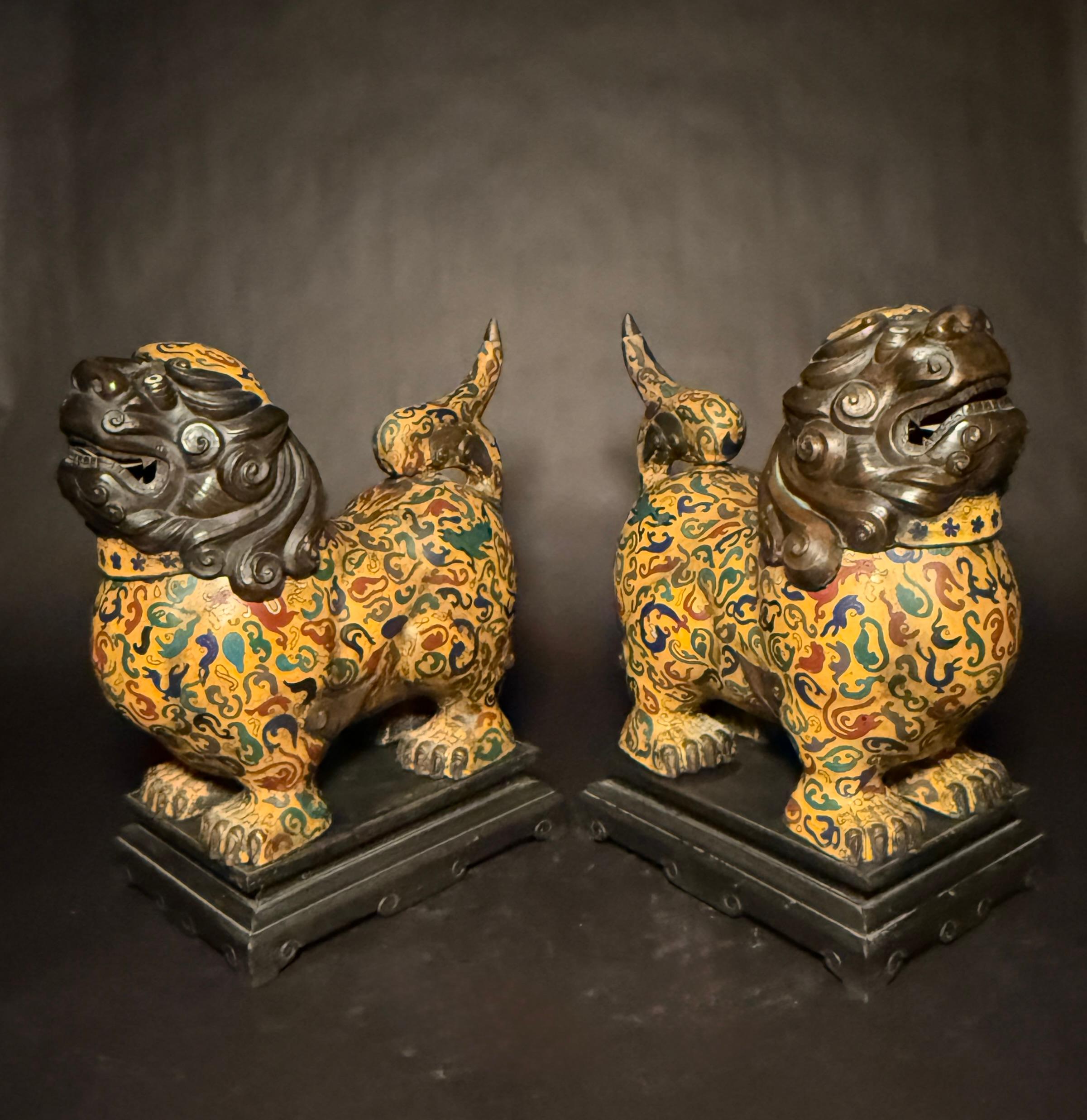 Pareja De Censores Chinos De Cloisonné Esmaltado Foo León siglo XX en venta