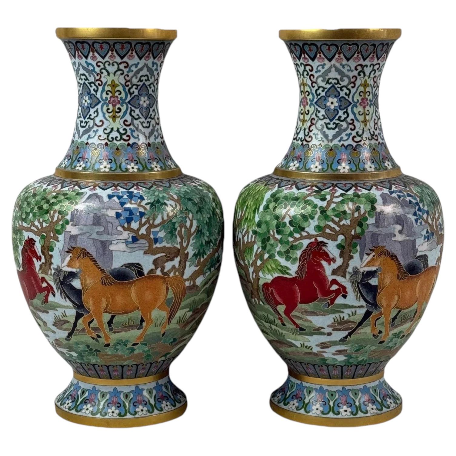 Paar chinesische Cloisonné-Emaille-Pferdevasen Goldschriftrollen Pferde Reiter