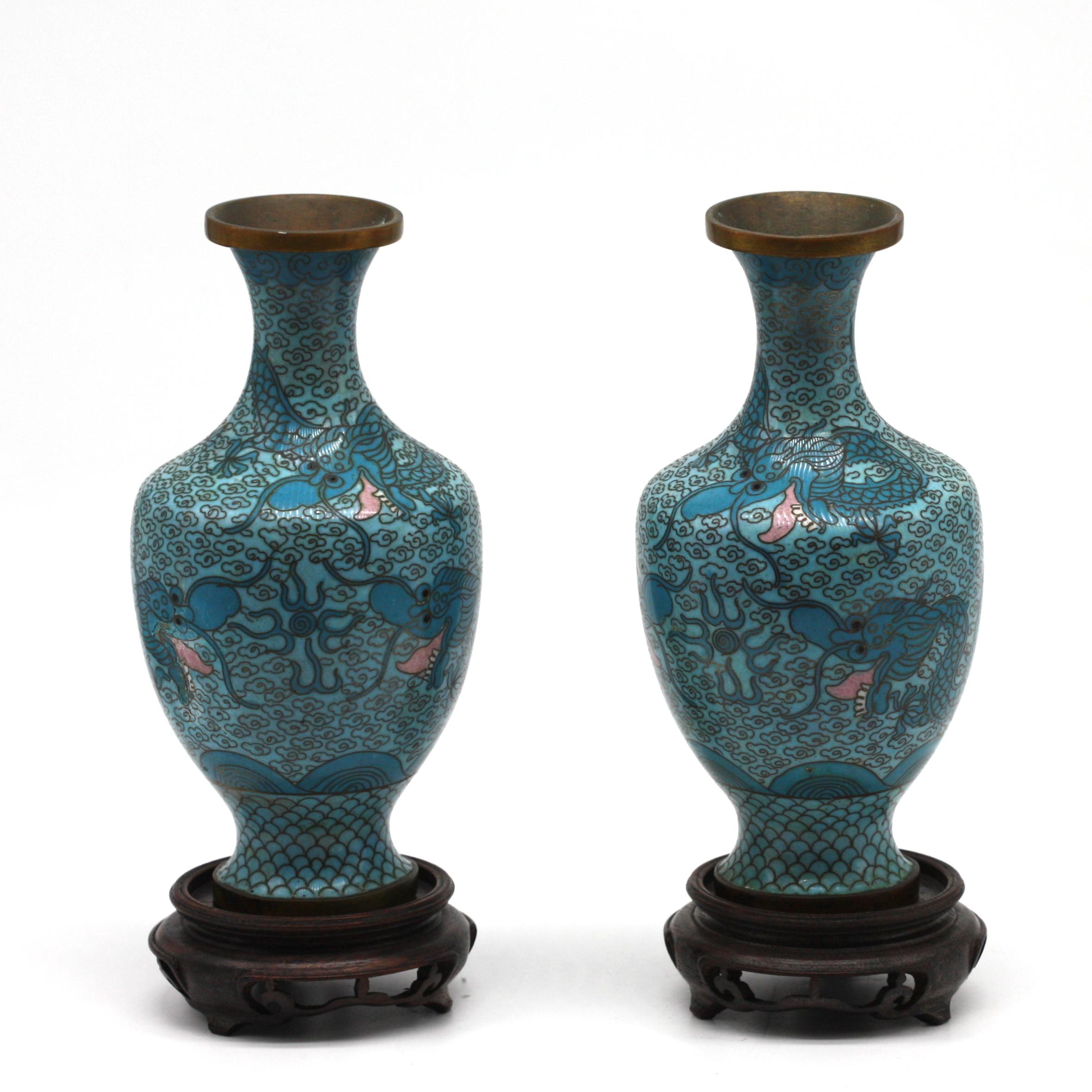 
Coppia di vasi cinesi in rame e smalto cloisonné
Ogni vaso a balaustro è decorato con draghi blu su un fondo azzurro, ognuno su un supporto circolare in Wood. .
Altezza 6,75 pollici, diametro 3,5 pollici.