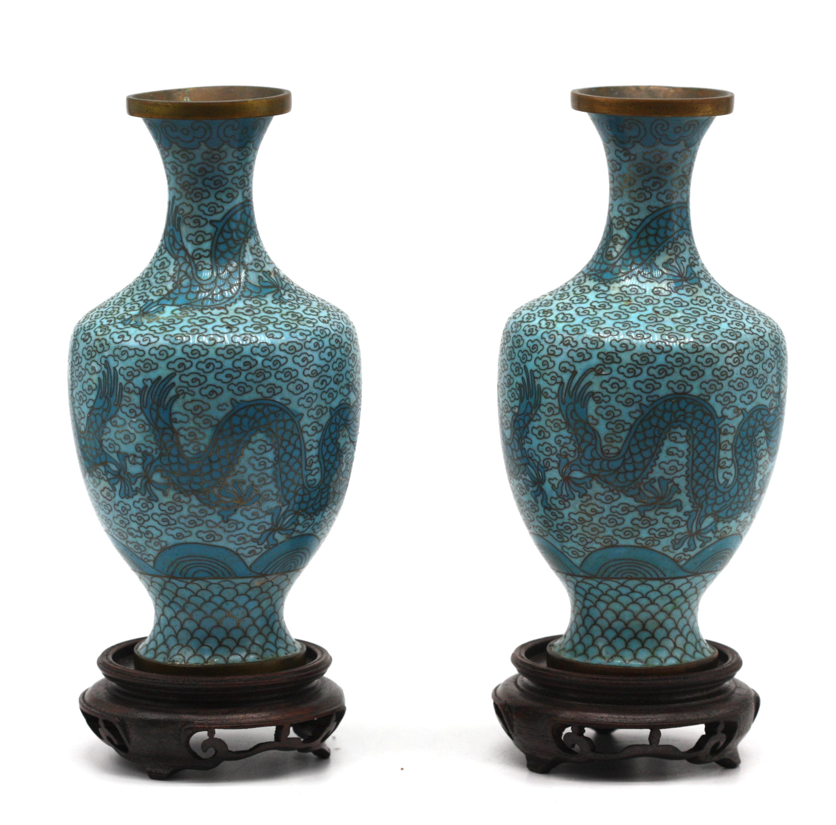 Coppia di vasi cinesi in rame e smalto cloisonné In condizioni buone in vendita a West Palm Beach, FL