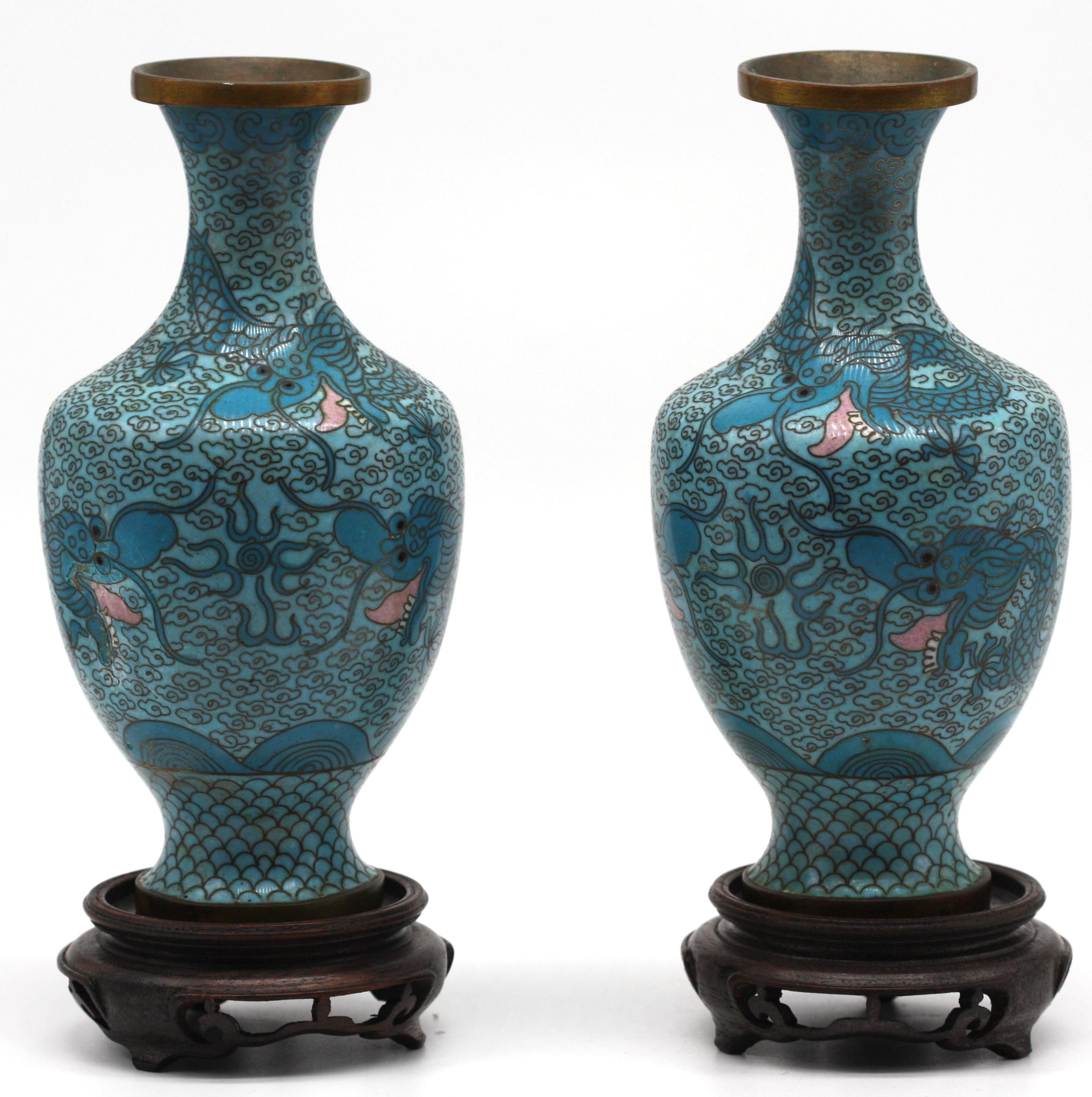 Coppia di vasi cinesi in rame e smalto cloisonné in vendita 1