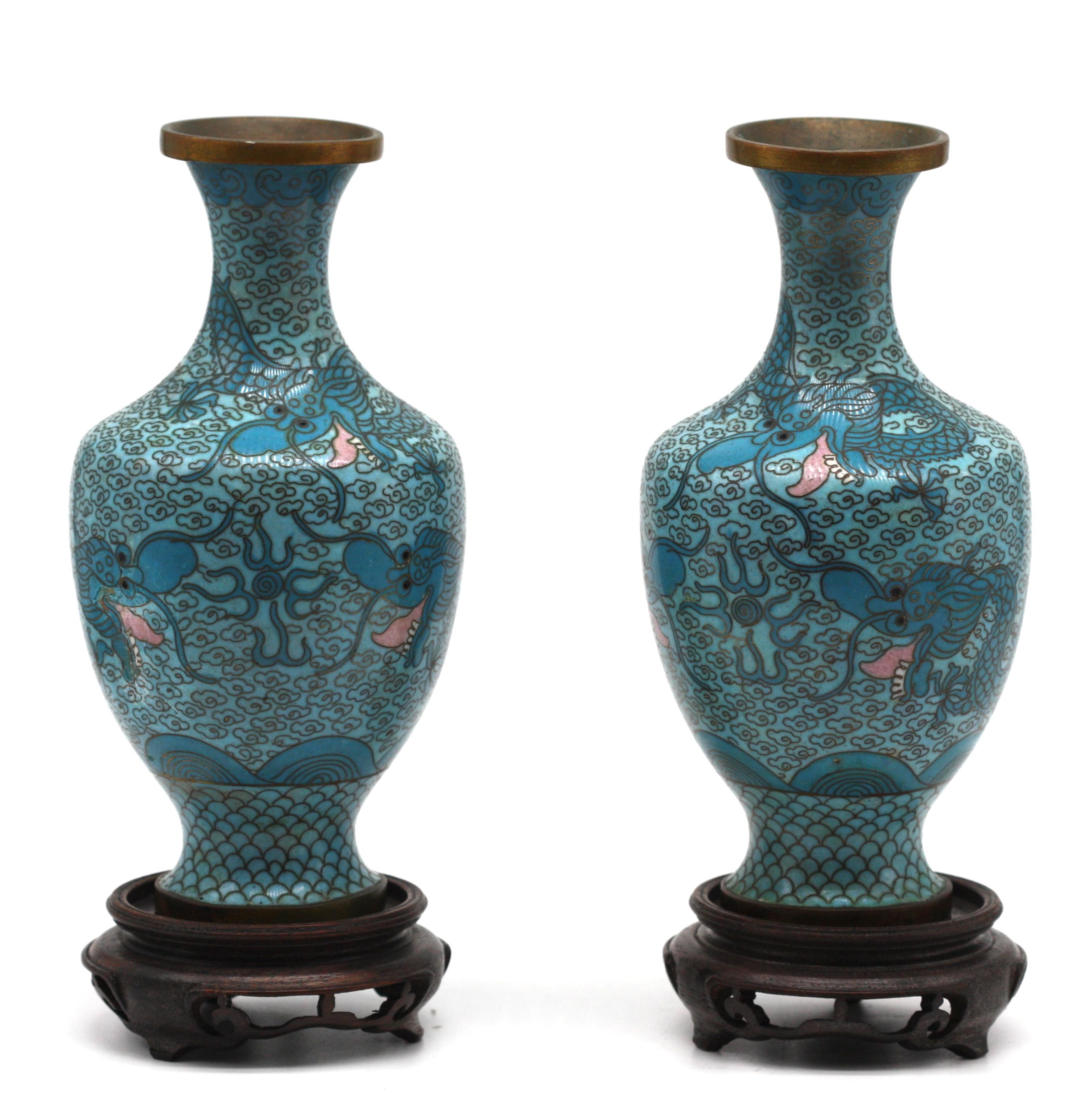 Coppia di vasi cinesi in rame e smalto cloisonné in vendita 2