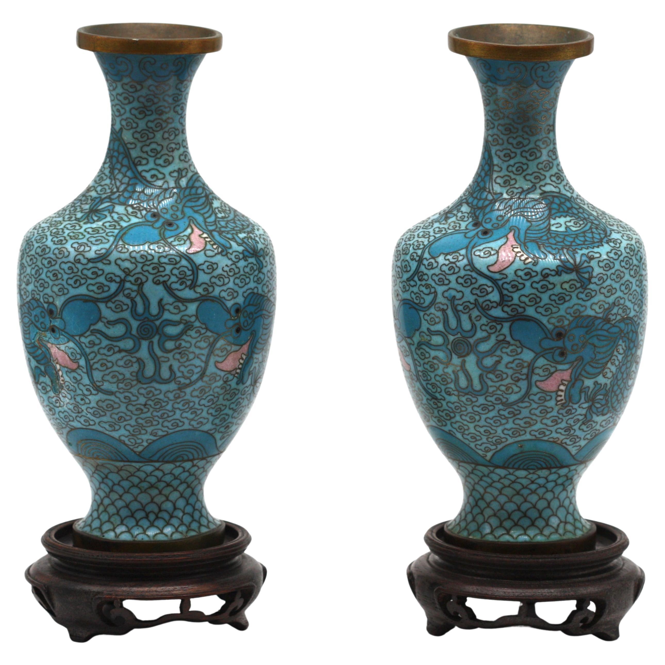 Paire de vases chinois en émail cloisonné sur cuivre