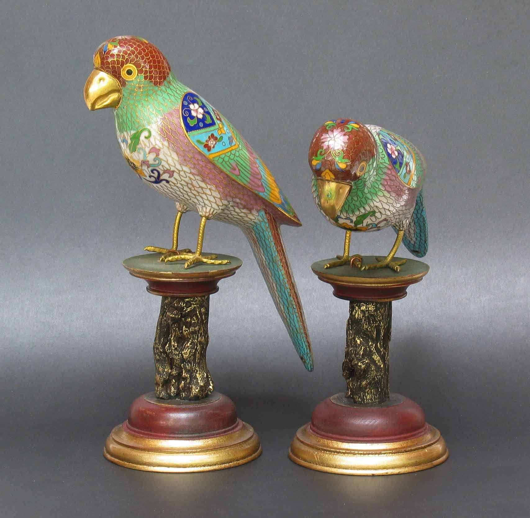 Pair of Chinese Cloisonne Enamel Parrots on Stands 1st half of 20th Century In Good Condition For Sale In Ottawa, Ontario