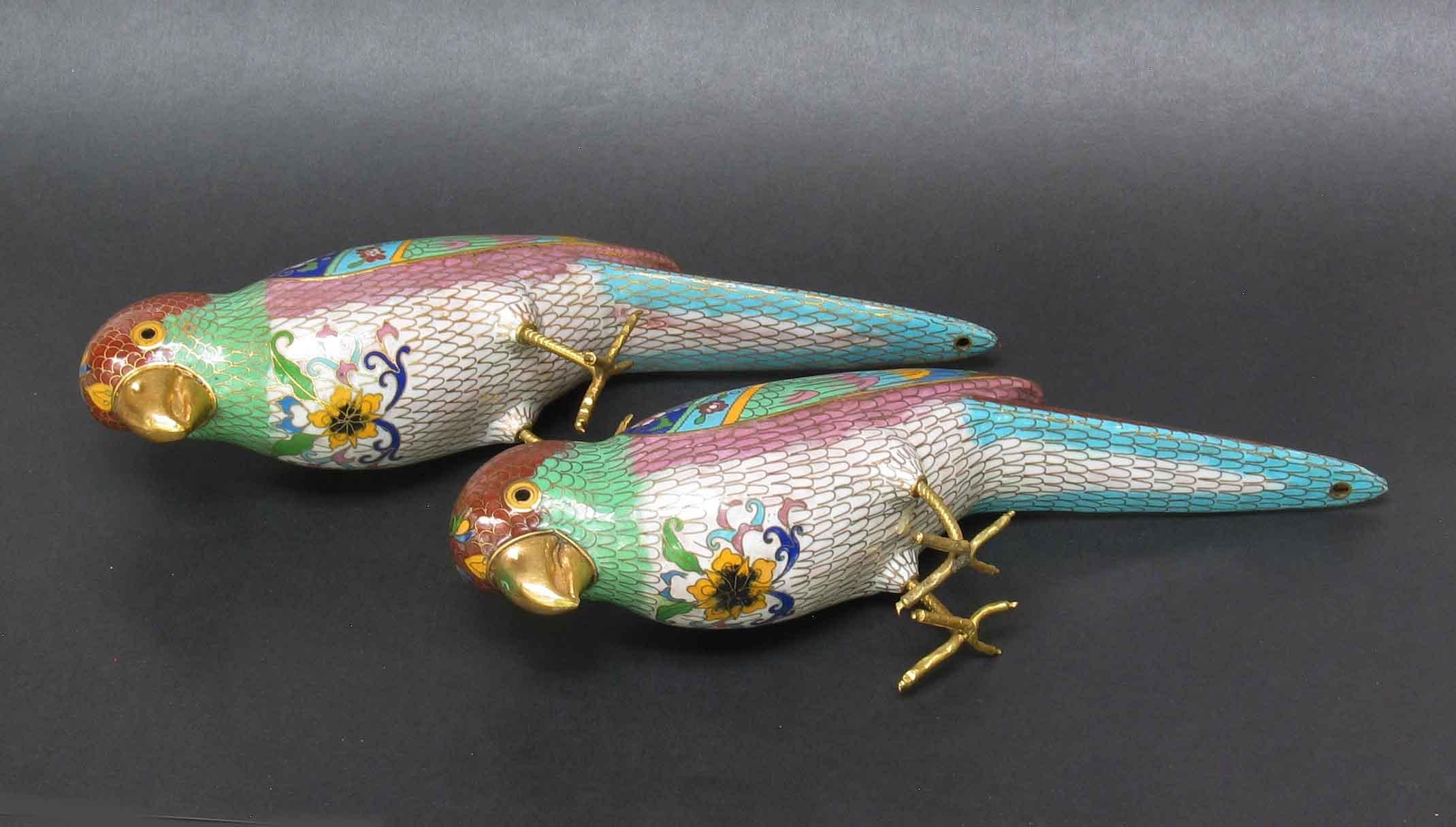 20ième siècle Paire de perroquets chinois en émail cloisonné sur pied, 1ère moitié du 20ème siècle en vente