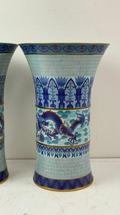 Pareja de jarrones chinos con forma de trompeta de esmalte de cloisonné Motivo del dragón azul