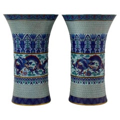 Pareja de jarrones chinos con forma de trompeta de esmalte de cloisonné Motivo del dragón azul