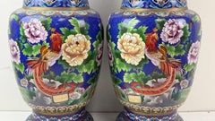 Coppia di vasi cinesi in smalto cloisonne con volute floreali in oro