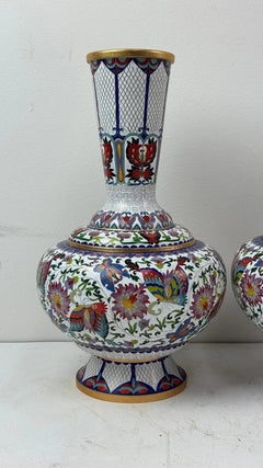 Pareja de jarrones chinos de esmalte de cloisonné Lotus blanco y mariposas florales