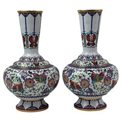 Pareja de jarrones chinos de esmalte de cloisonné Lotus blanco y mariposas florales