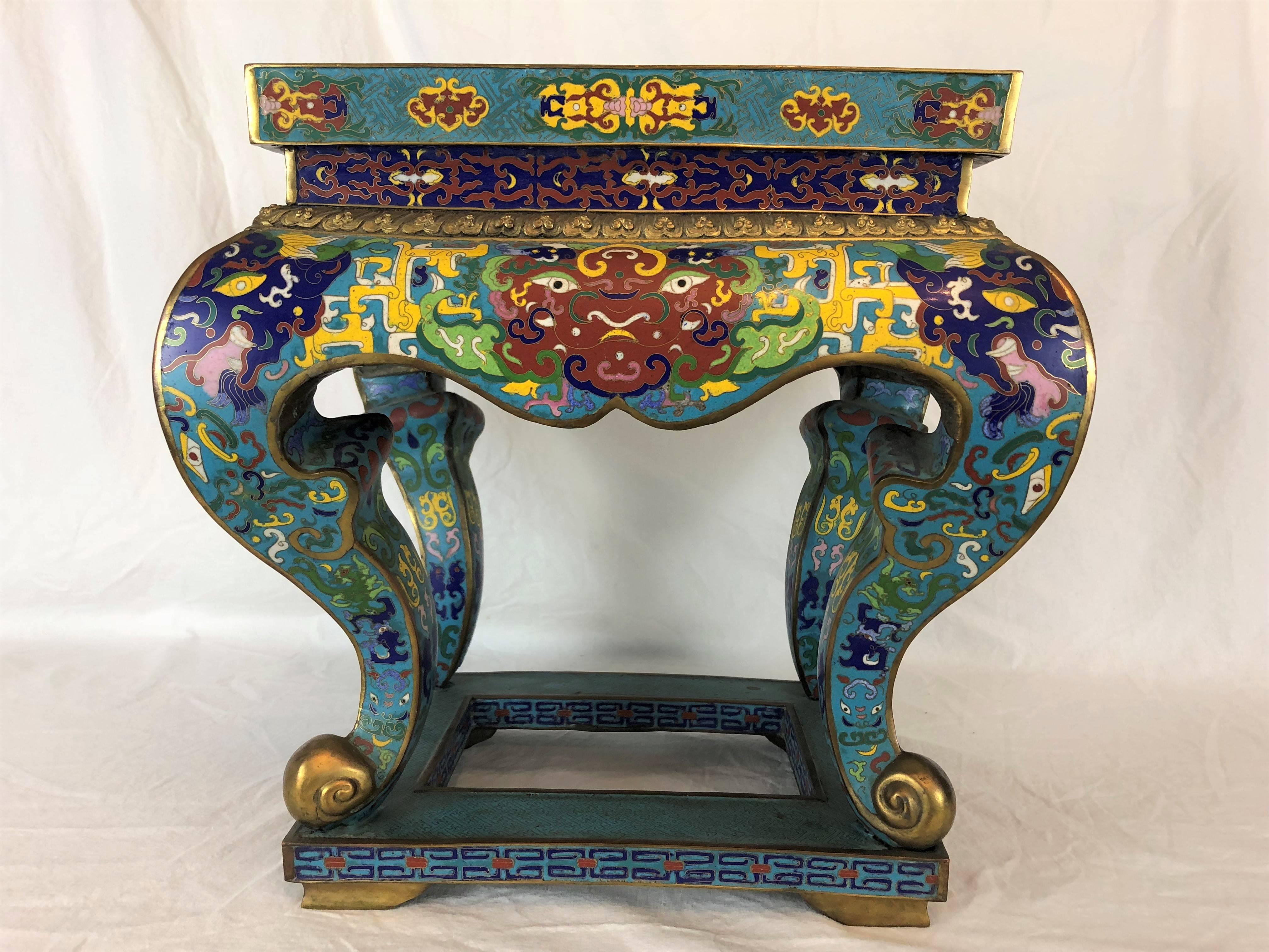 Belle paire de tabourets cloisonnés chinois 

Corps sarcelle avec accents multicolores

Vintage, 20e siècle

Mesures : 15 3/4
