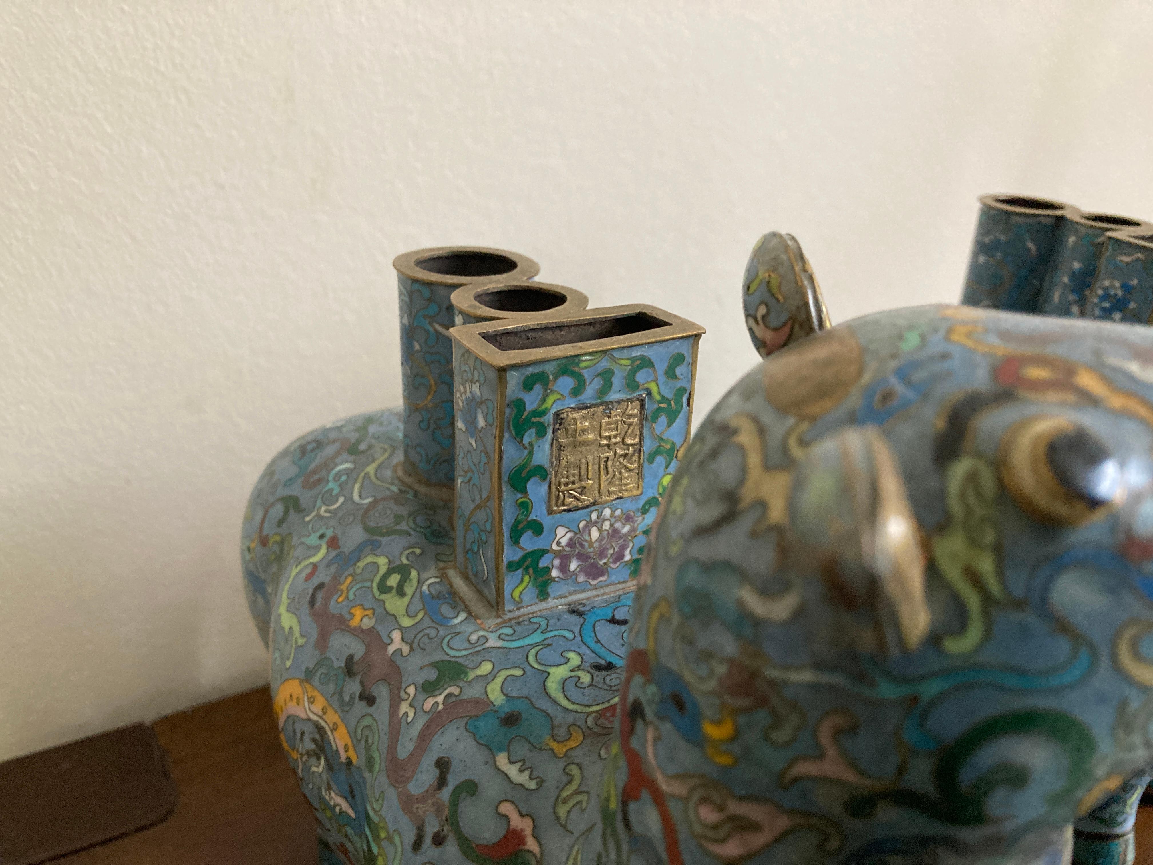 Coppia di vasi cinesi cloisonné a forma di lama in vendita 2