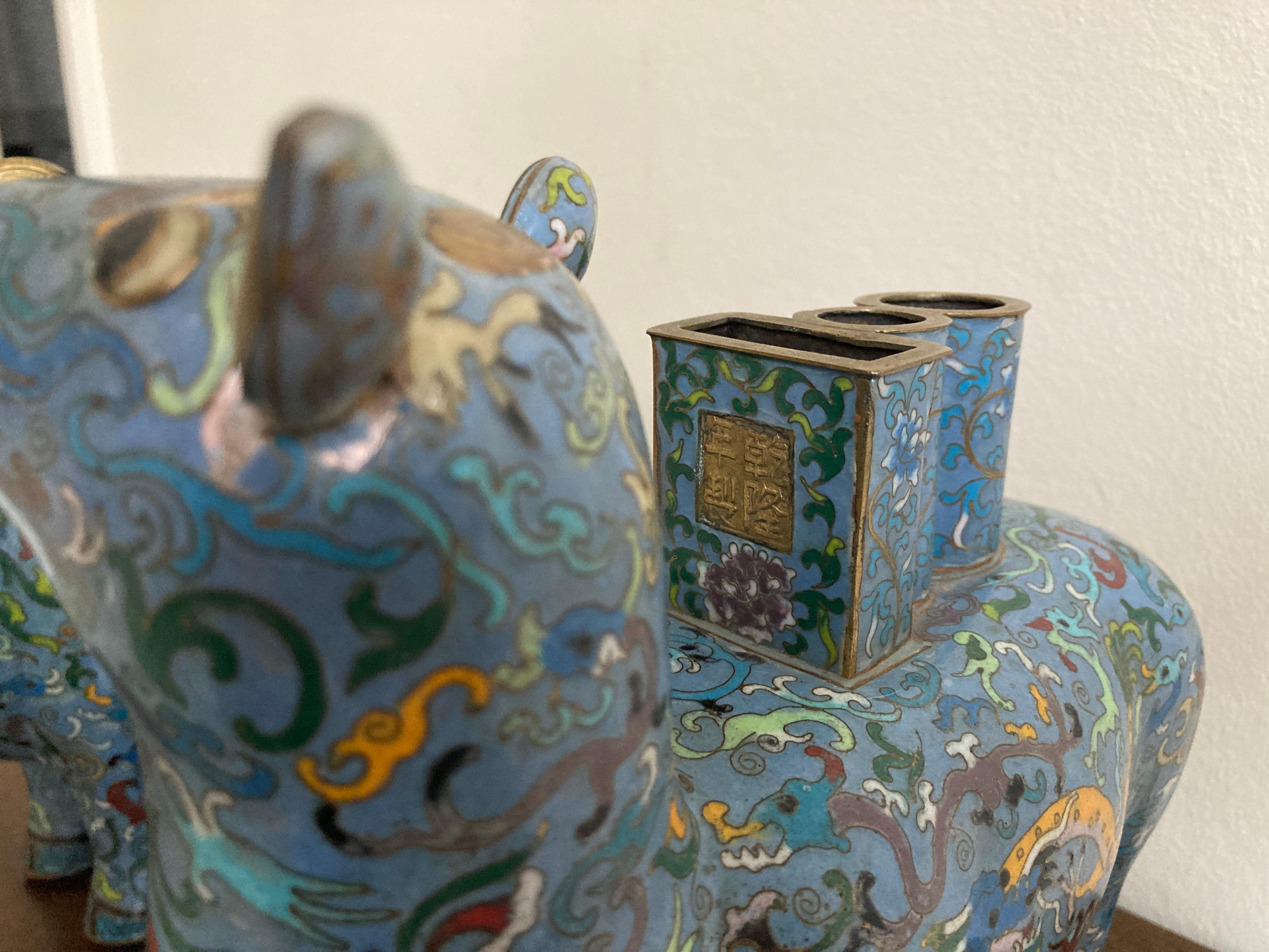 Coppia di vasi cinesi cloisonné a forma di lama in vendita 3