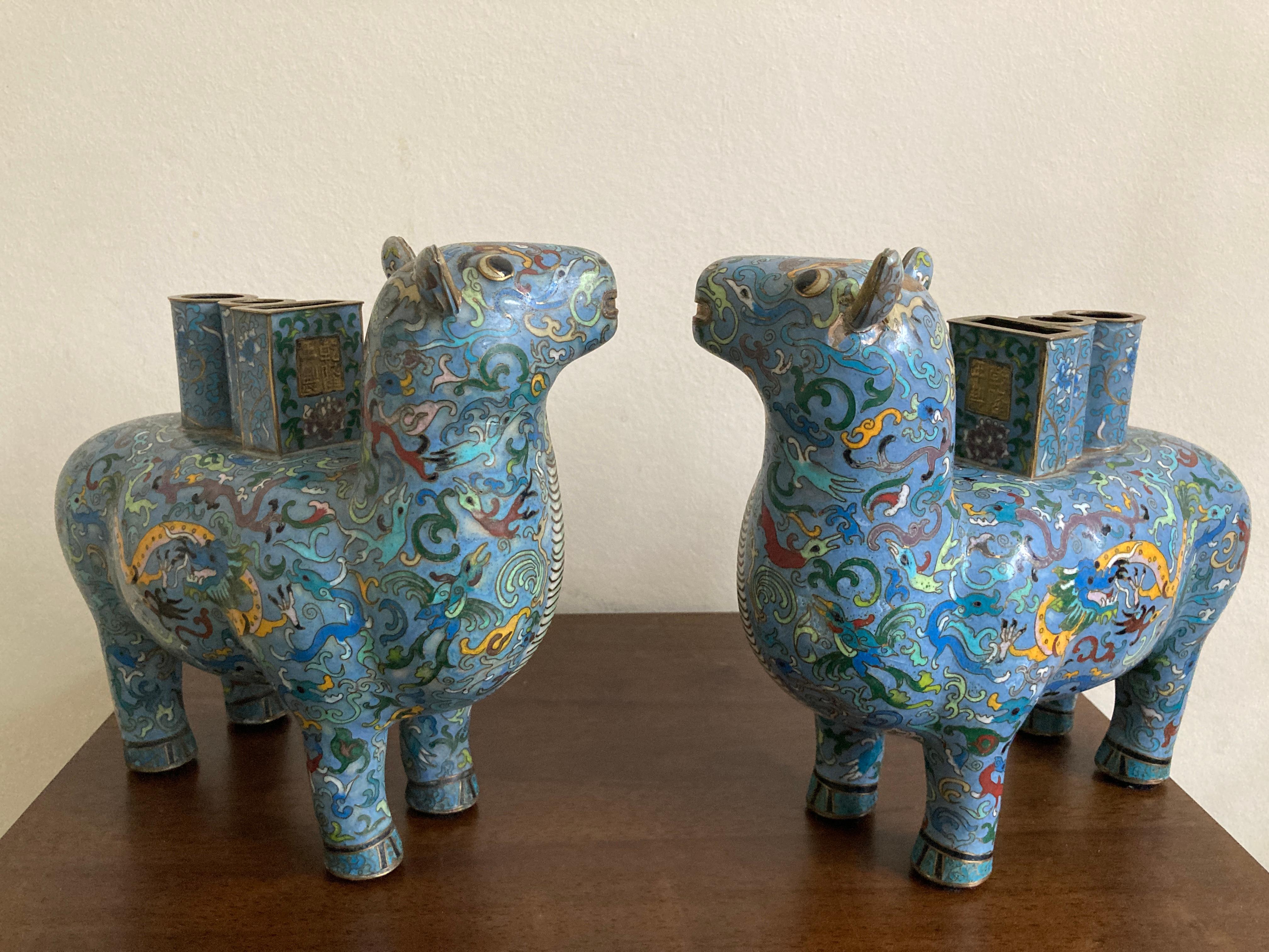 Coppia di vasi di lama cinesi cloisonné,  sono decorate con motivi policromi di draghi e volute.