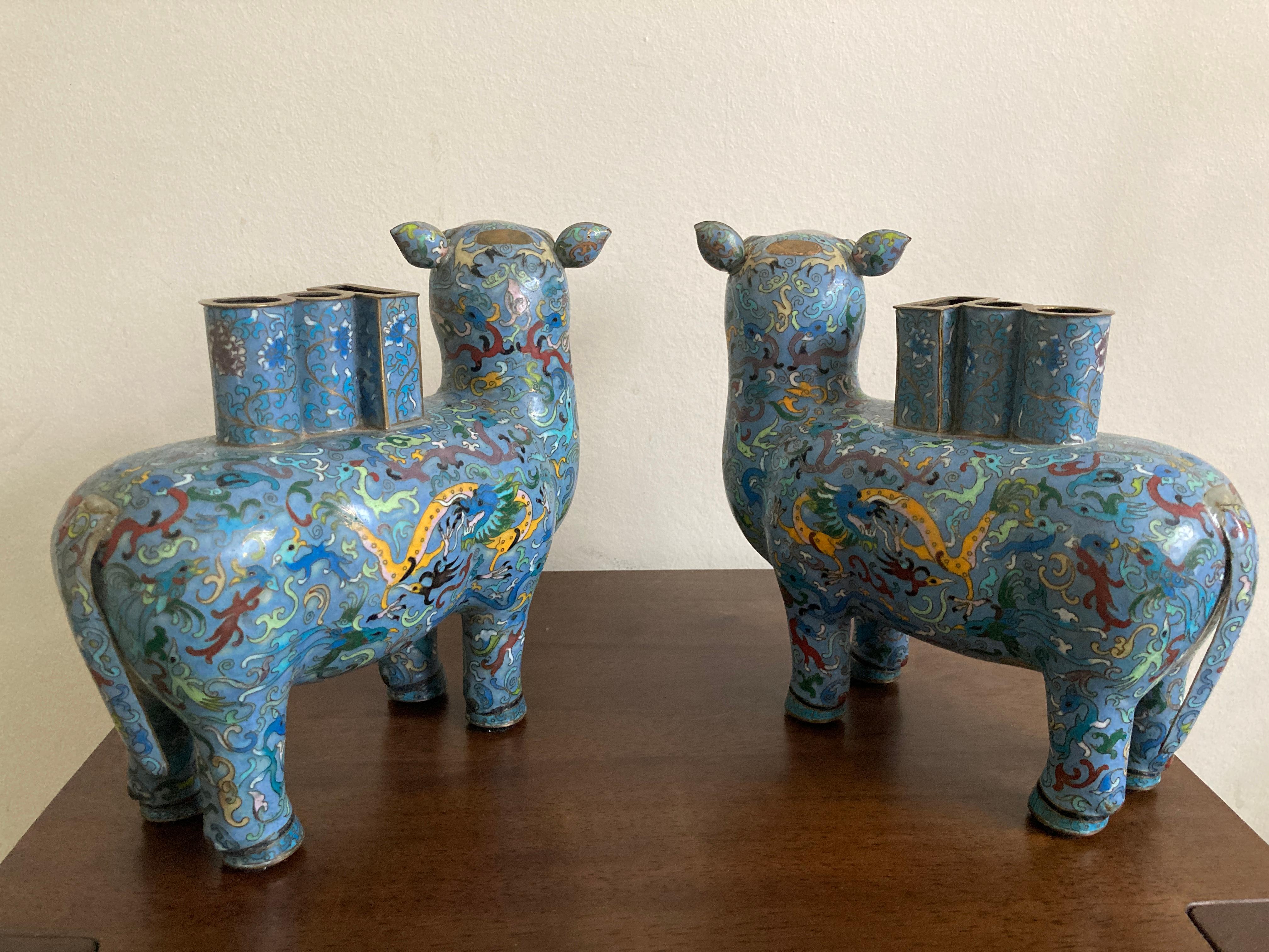 Cinese Coppia di vasi cinesi cloisonné a forma di lama in vendita