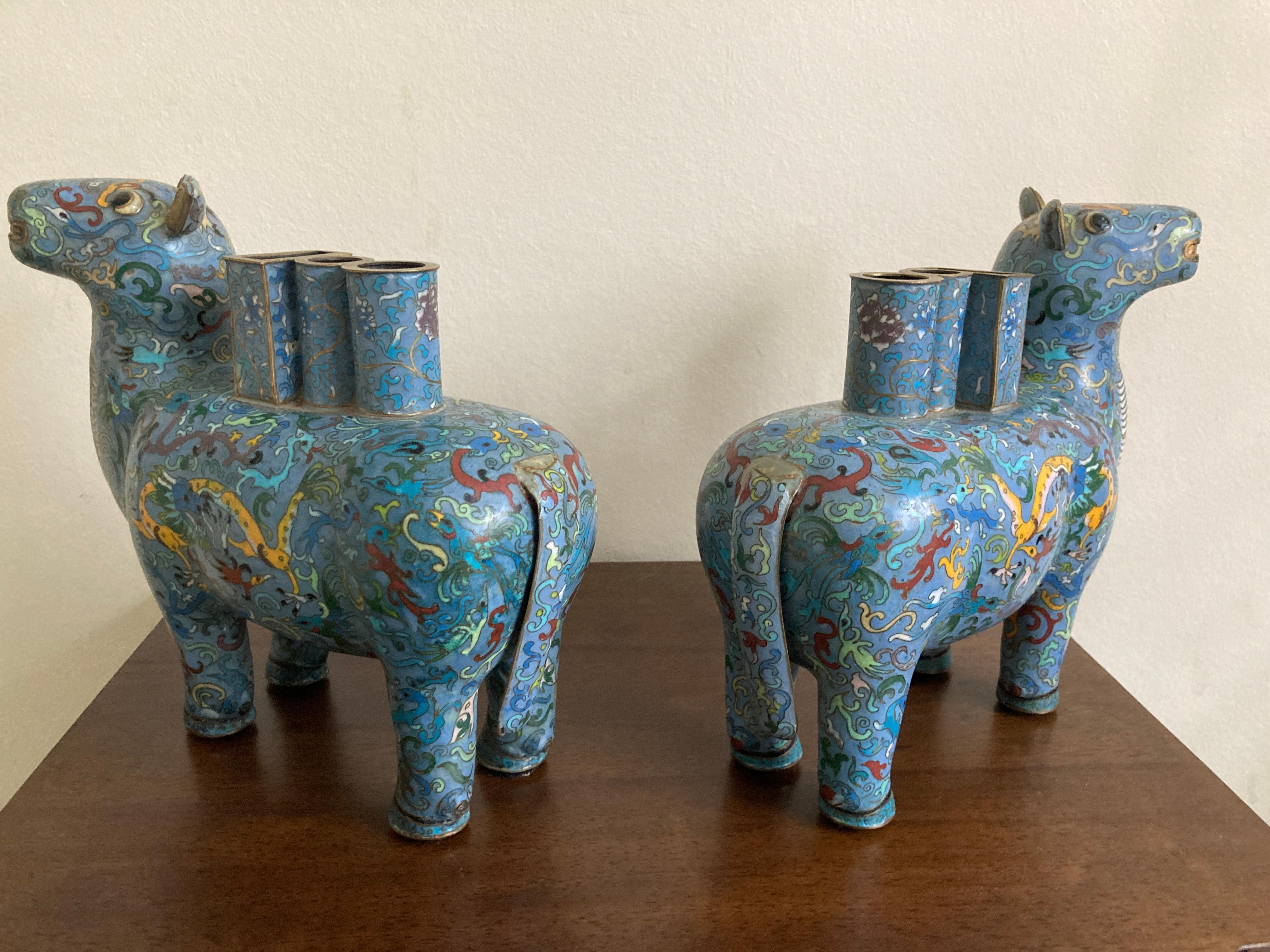 Coppia di vasi cinesi cloisonné a forma di lama In condizioni buone in vendita a Basildon, GB