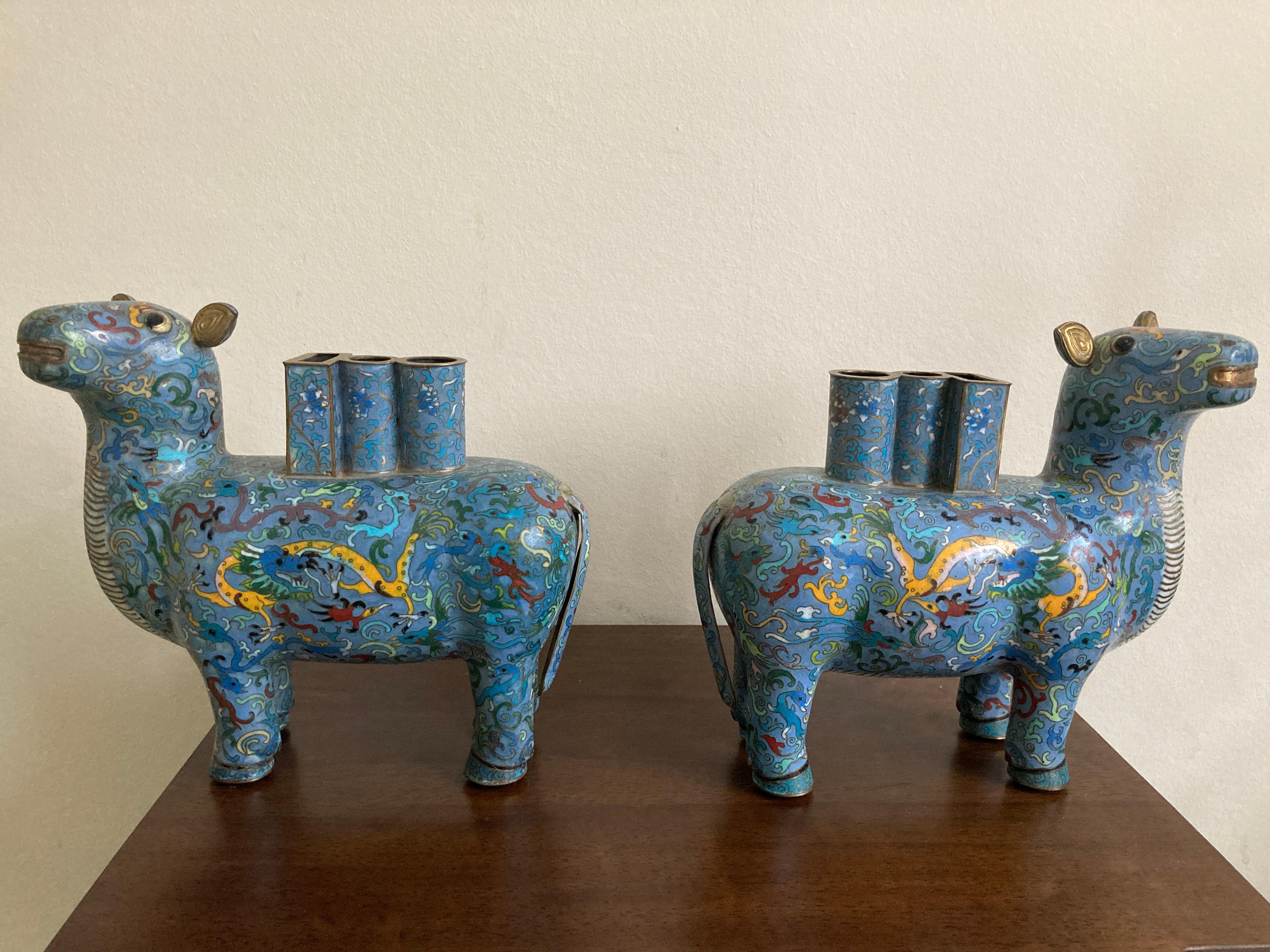 Inizio XX secolo Coppia di vasi cinesi cloisonné a forma di lama in vendita
