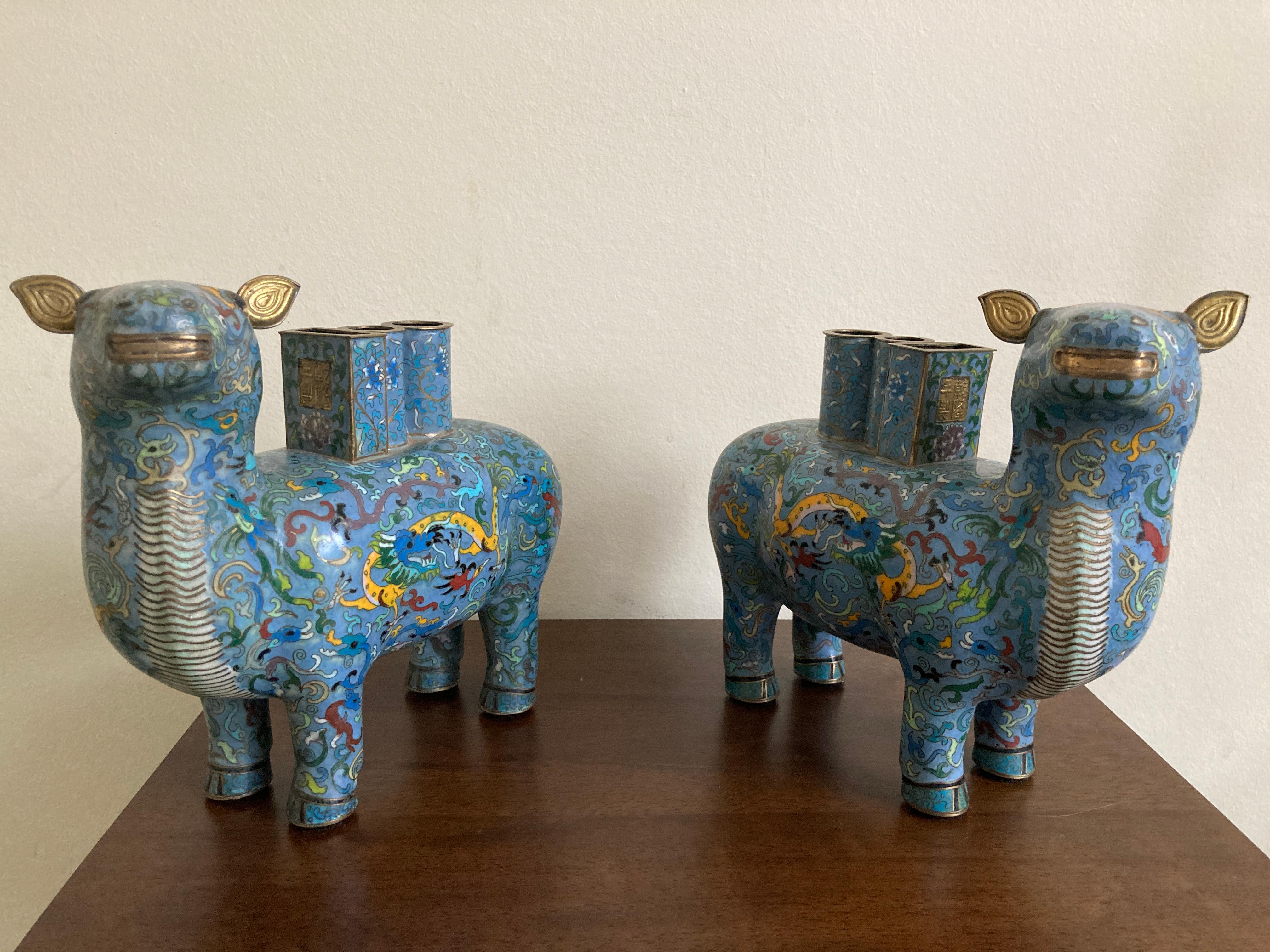 Rame Coppia di vasi cinesi cloisonné a forma di lama in vendita