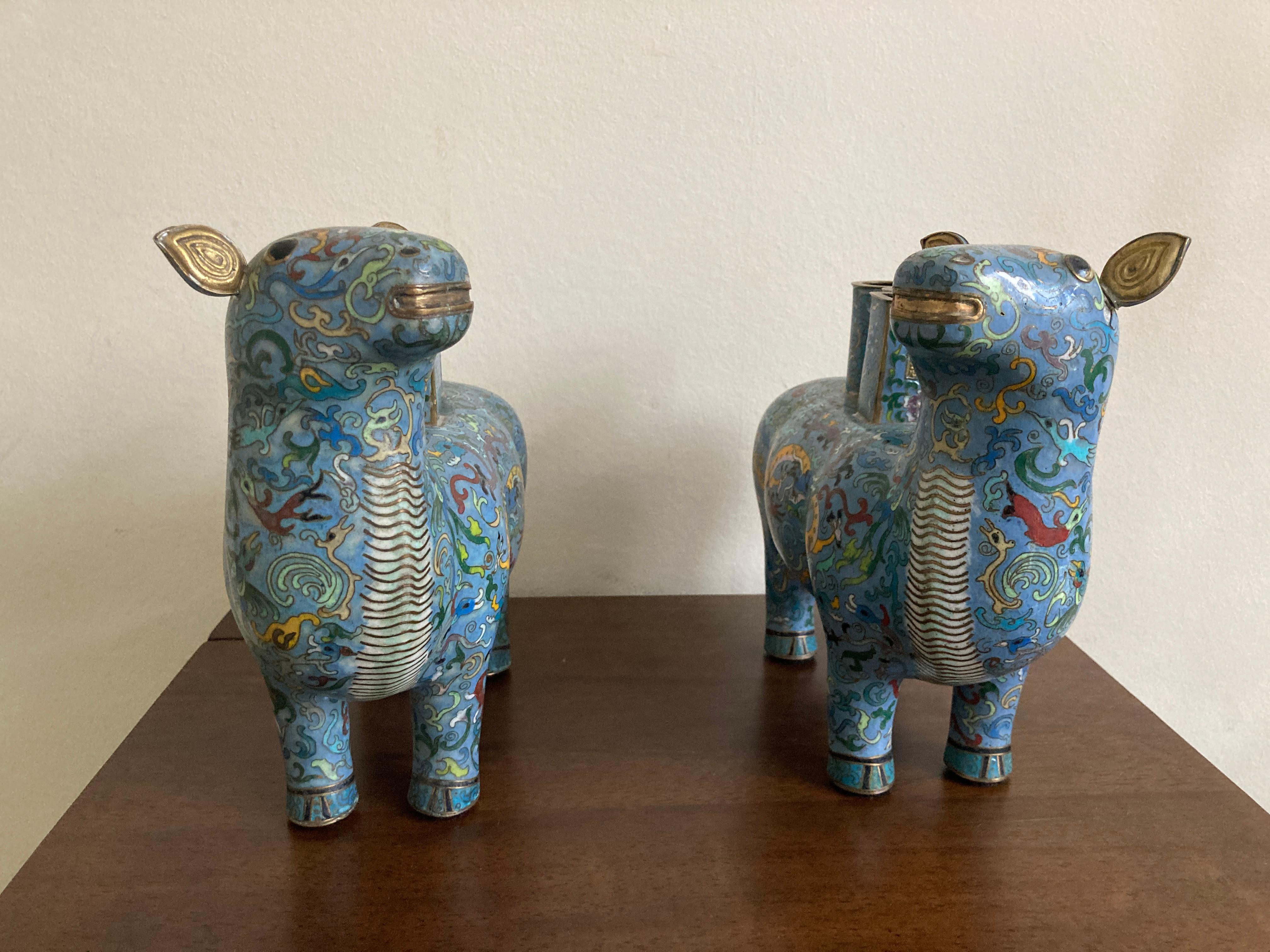 Coppia di vasi cinesi cloisonné a forma di lama in vendita 1