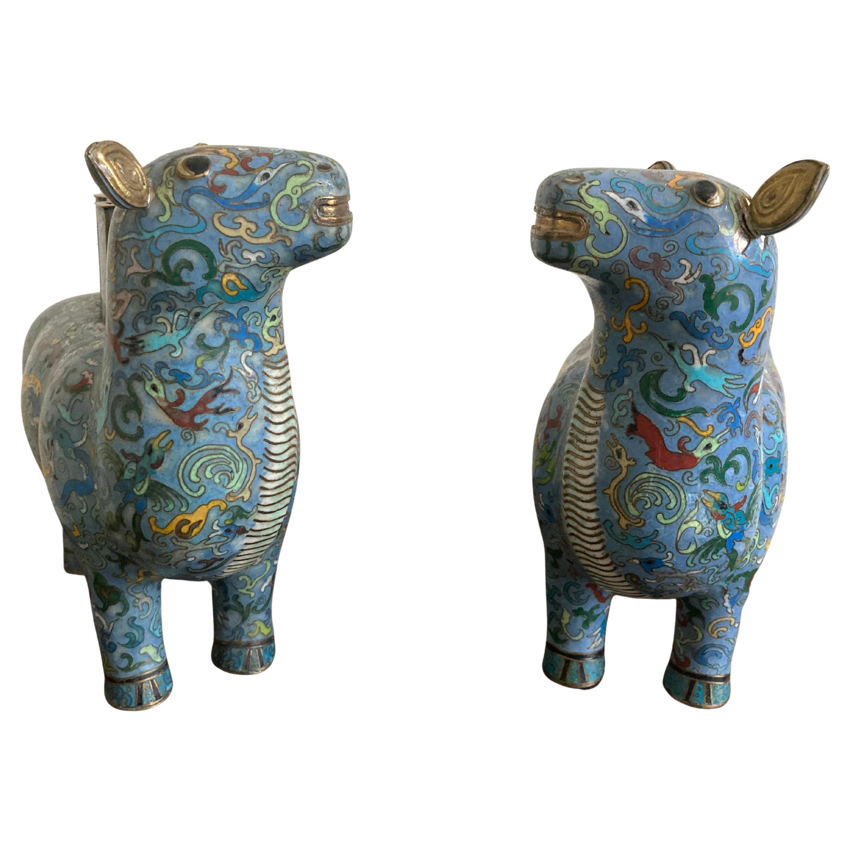 Coppia di vasi cinesi cloisonné a forma di lama in vendita